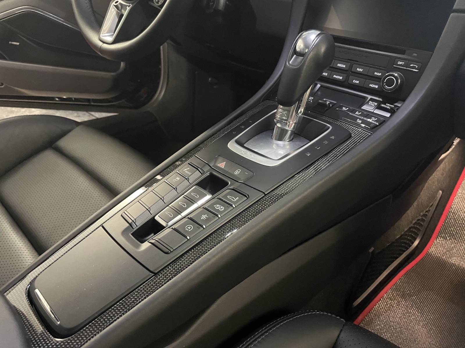 Détail de la console centrale en carbone chez MY DREAM CAR dans le Gard.