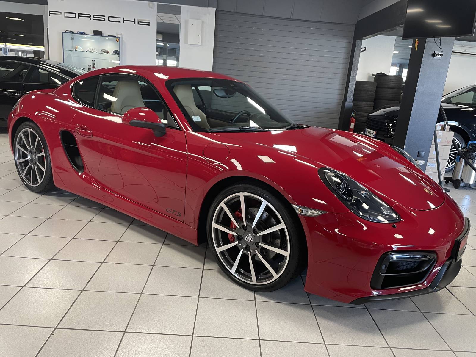 Avis aux amateurs de sensations fortes : cette Porsche Cayman 981 GTS est faite pour vous !