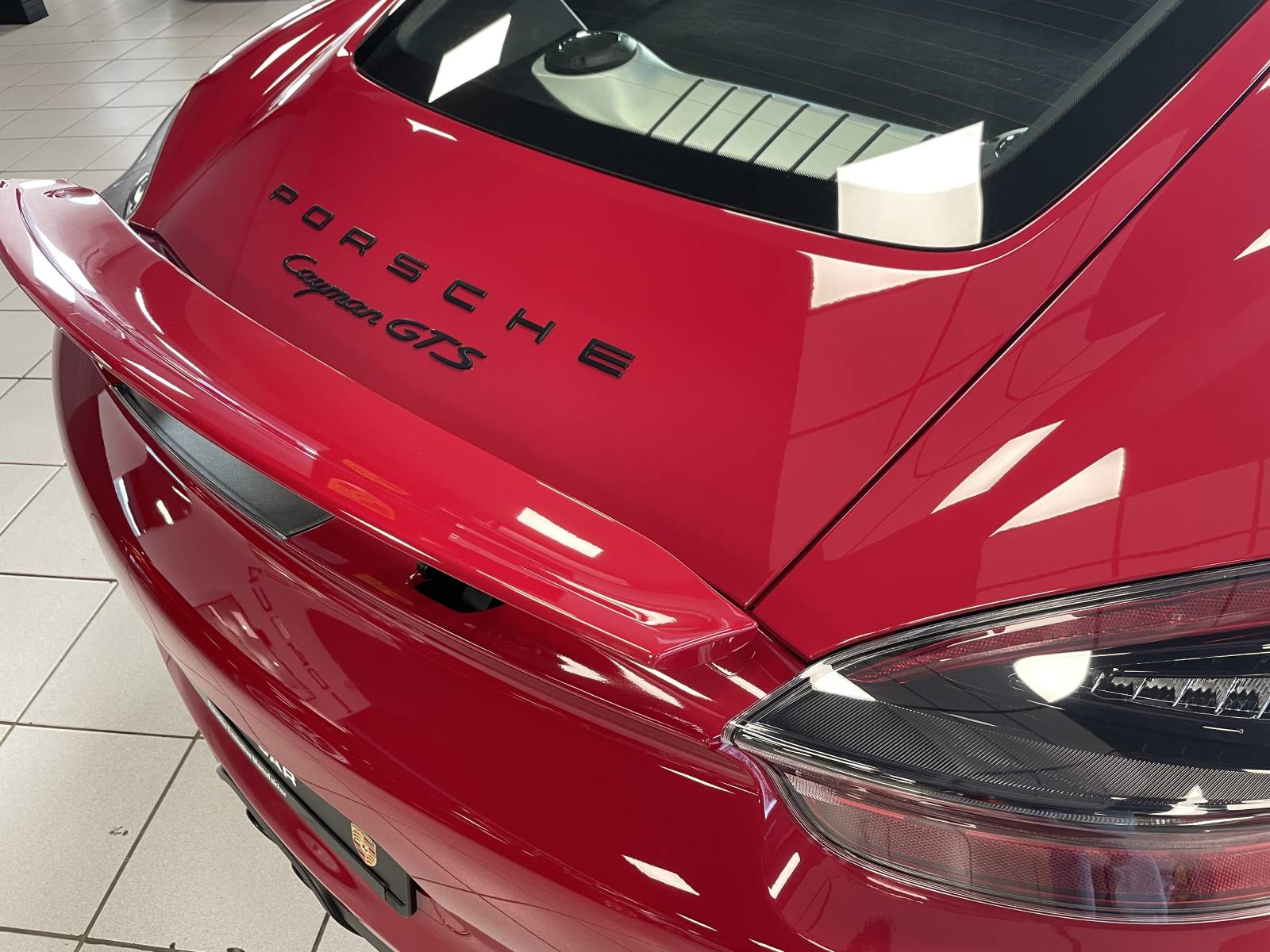 Avec son design intemporel et ses performances époustouflantes, ce Porsche Cayman 981 GTS est un véritable joyau automobile.