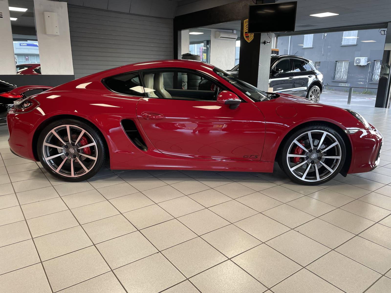 Ce Porsche Cayman 981 GTS phase 2 est un concentré de puissance et de précision.