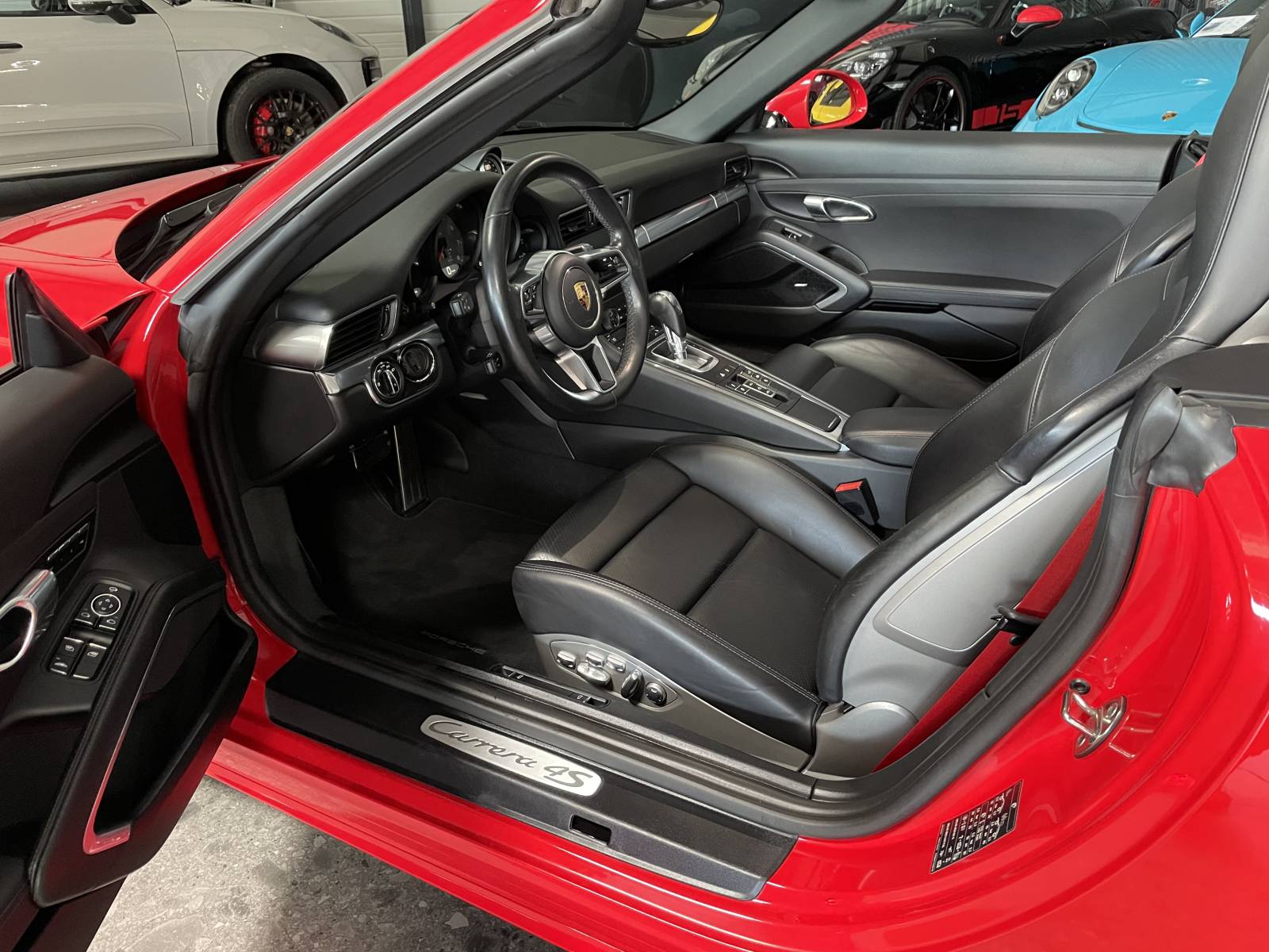 Habitacle soigné de cette Porsche 911 991 d'occasion récente, disponible chez MY DREAM CAR, non loin de Montpellier dans l'Hérault.
