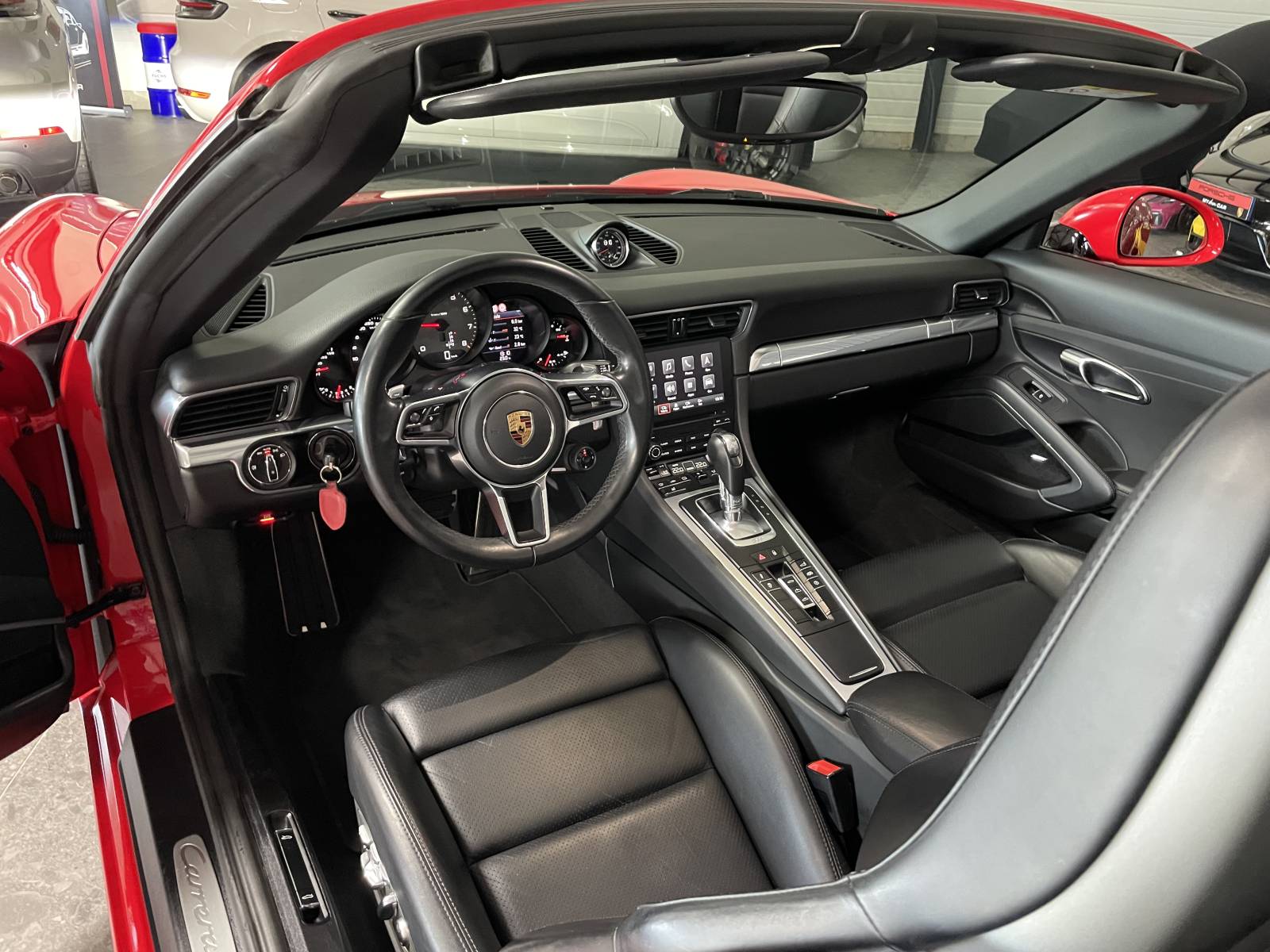Intérieur cuir étendu haut de gamme de la Porsche 911 991 Carrera 4S Cabriolet chez MY DREAM CAR, secteur Montpellier Hérault.
