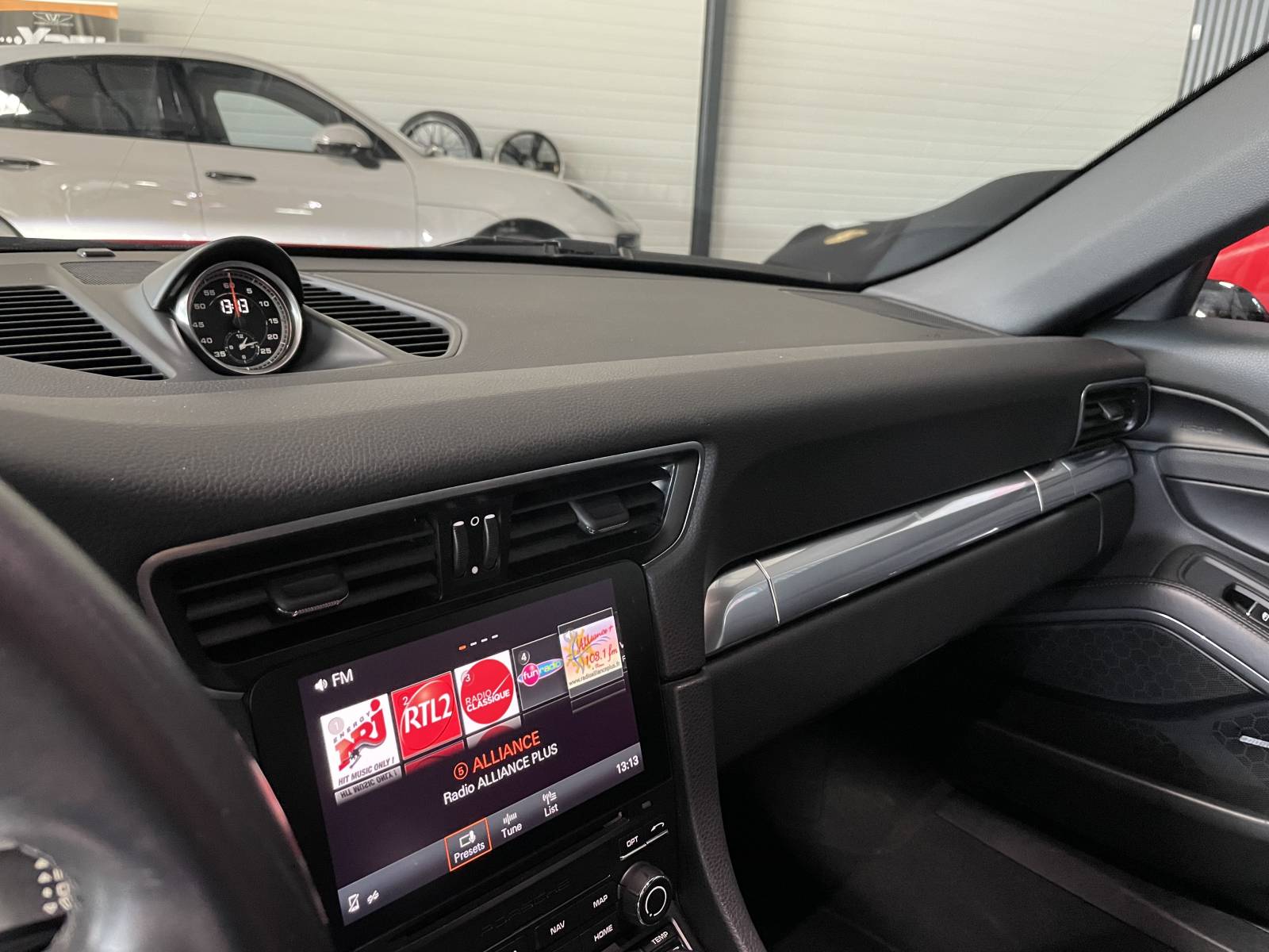 Système multimédia avec Apple CarPlay connecté dans la Porsche 911 991 chez MY DREAM CAR, zone Montpellier, Hérault.