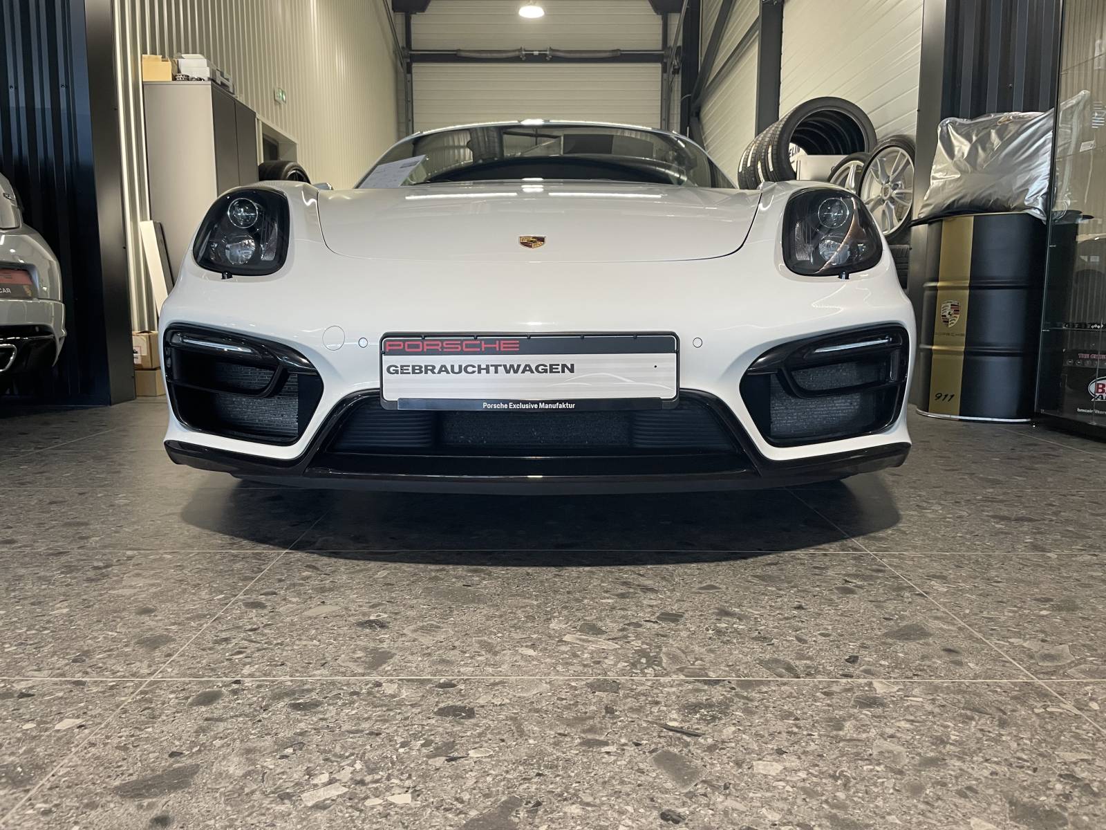 Face avant agressive du Porsche Cayman 981 Phase 2 GTS disponible chez votre spécialiste MY DREAM CAR (Vaucluse).