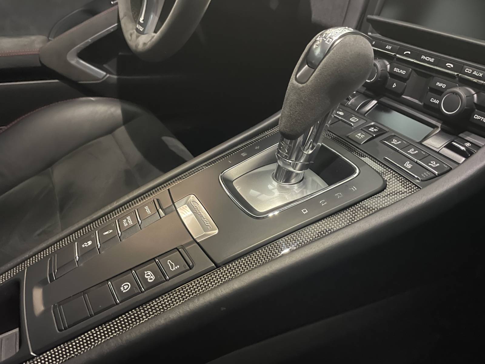Équilibre parfait du moteur central sur ce Porsche Cayman Phase 2 GTS d'occasion près d'Avignon.
