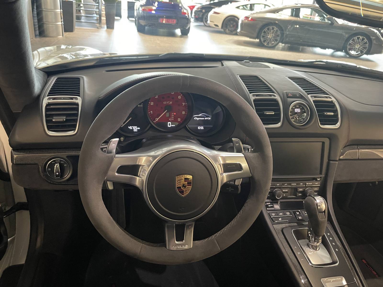 Poste de pilotage et volant sport en Alcantara du Porsche Cayman 3.4 GTS PDK chez MY DREAM CAR.