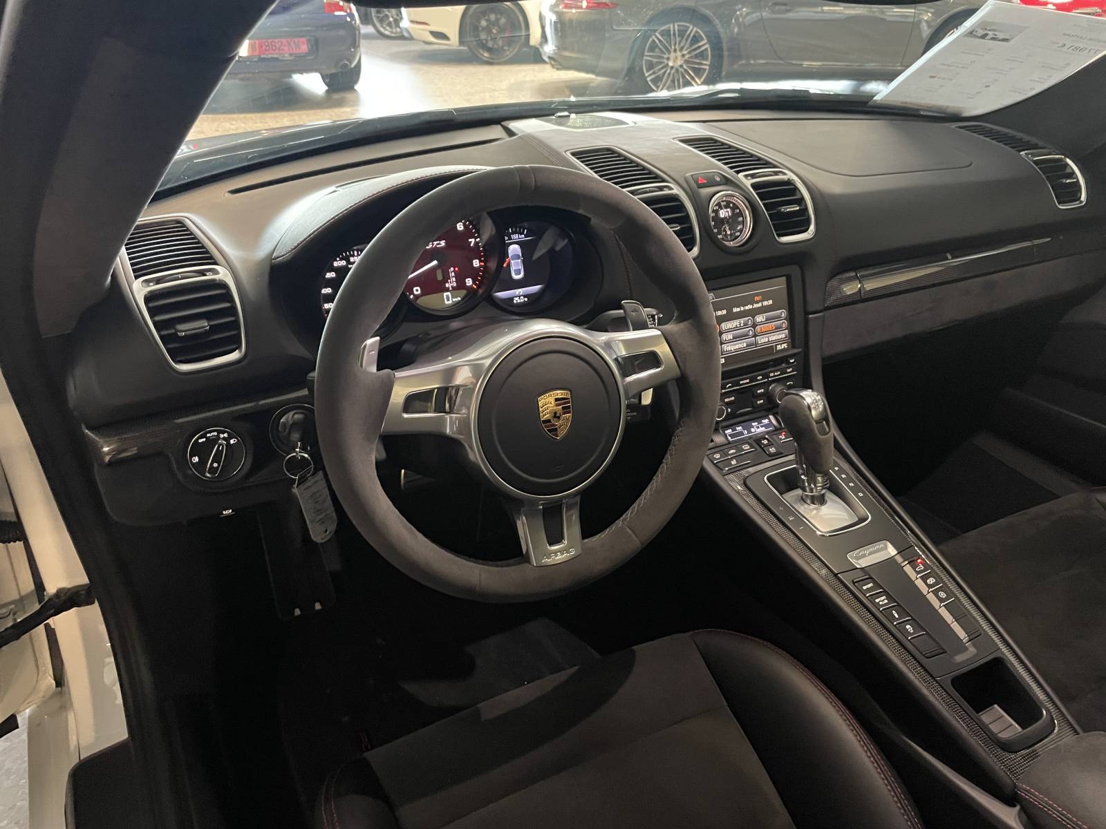 Habitacle en cuir étendu et Pack Carbone du Porsche Cayman 981 GTS d'occasion près d'Avignon.