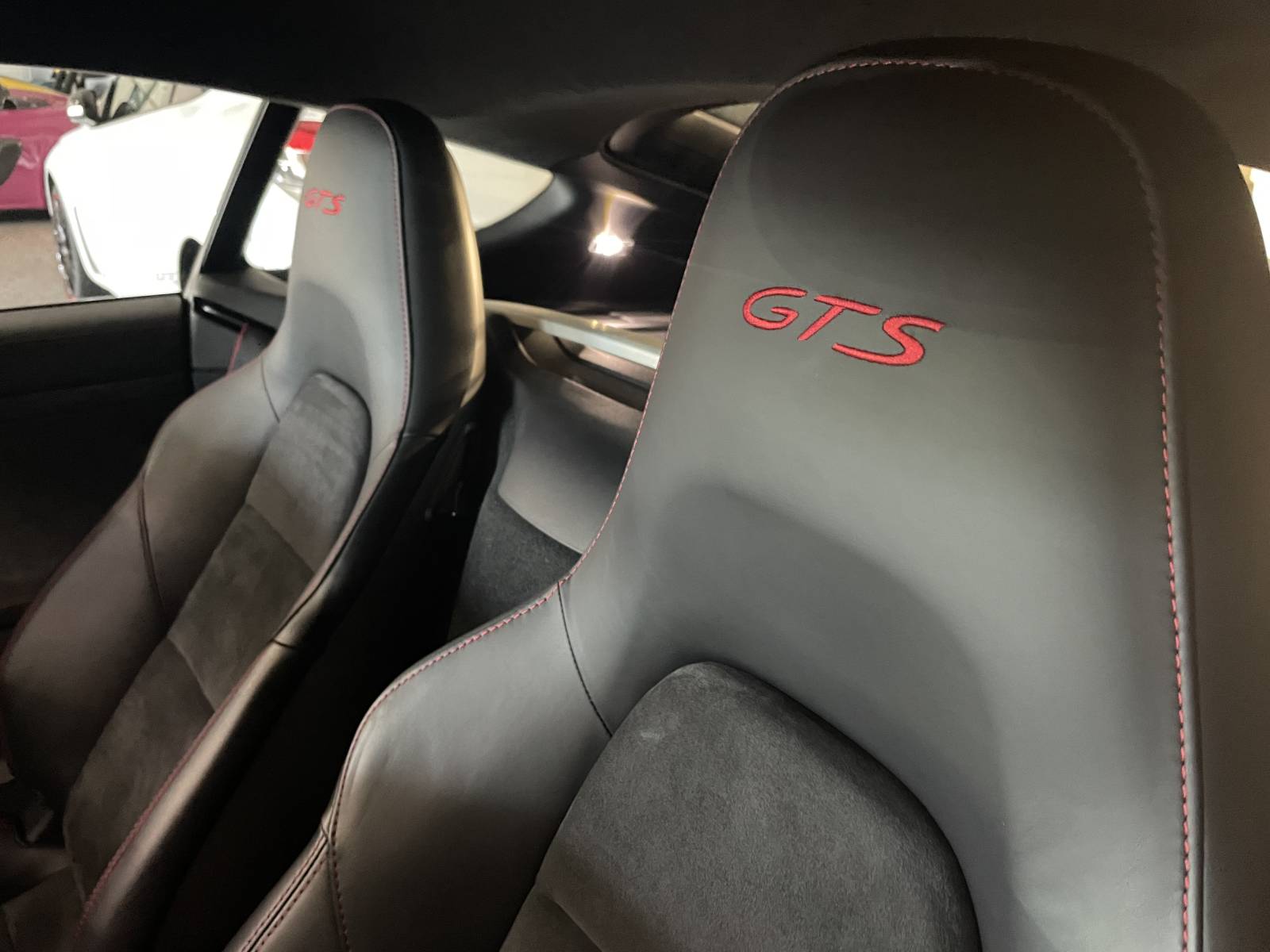 Sellerie sport en cuir étendu avec surpiqûres contrastées sur le Porsche Cayman 981 GTS près d'Avignon.
