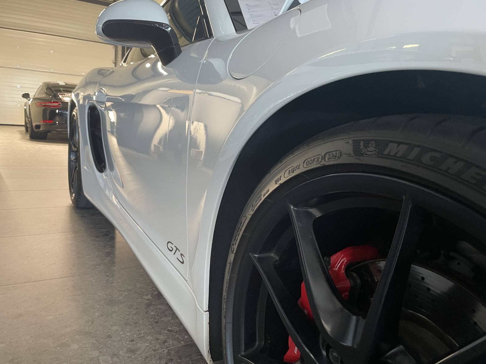 Jantes alu 20 pouces noires mates équipant le Porsche Cayman 981 GTS d'occasion près d'Avignon.