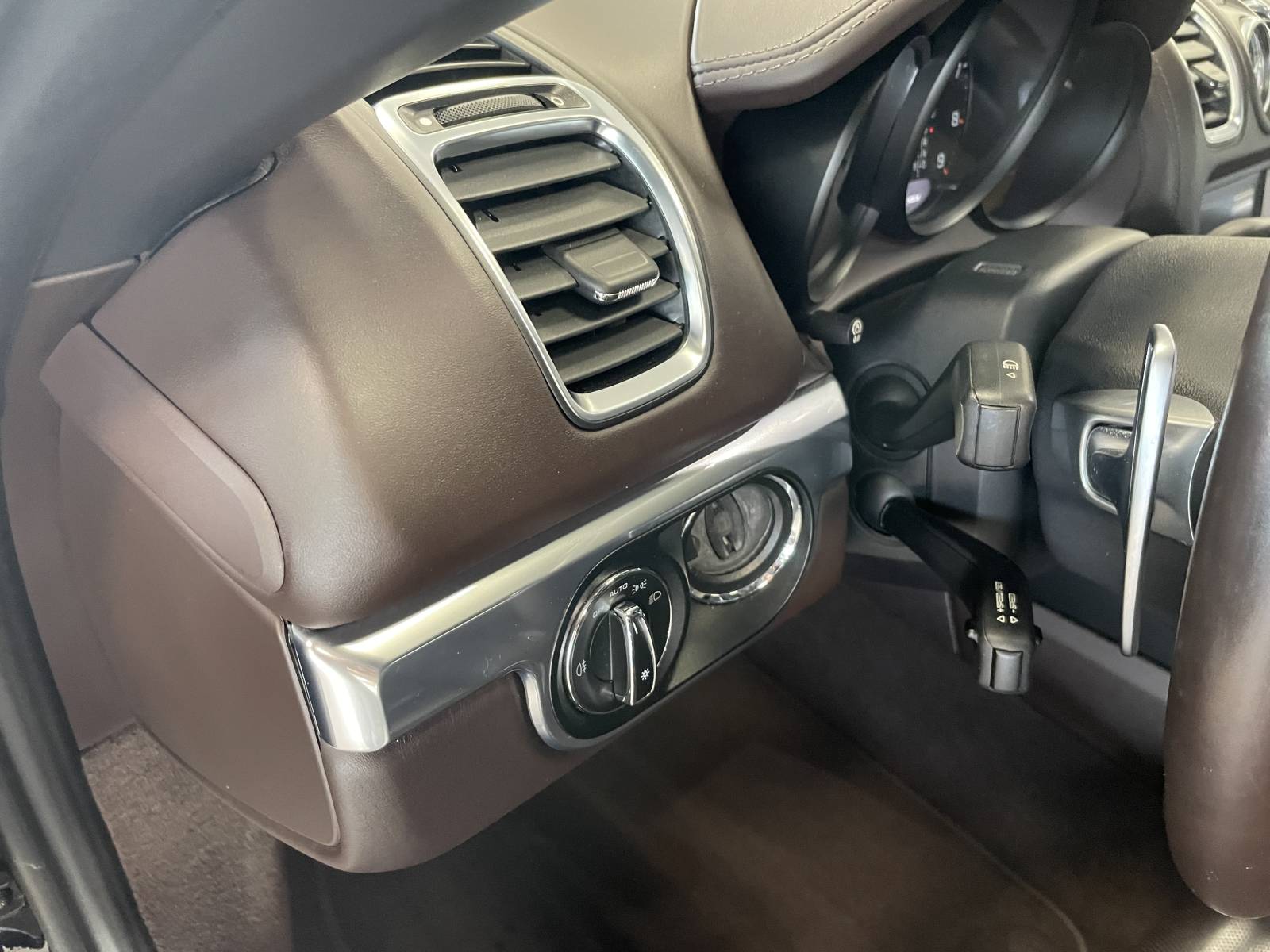  Offrez-vous une escapade inoubliable au volant d'une Porsche Boxster 981 à Nîmes