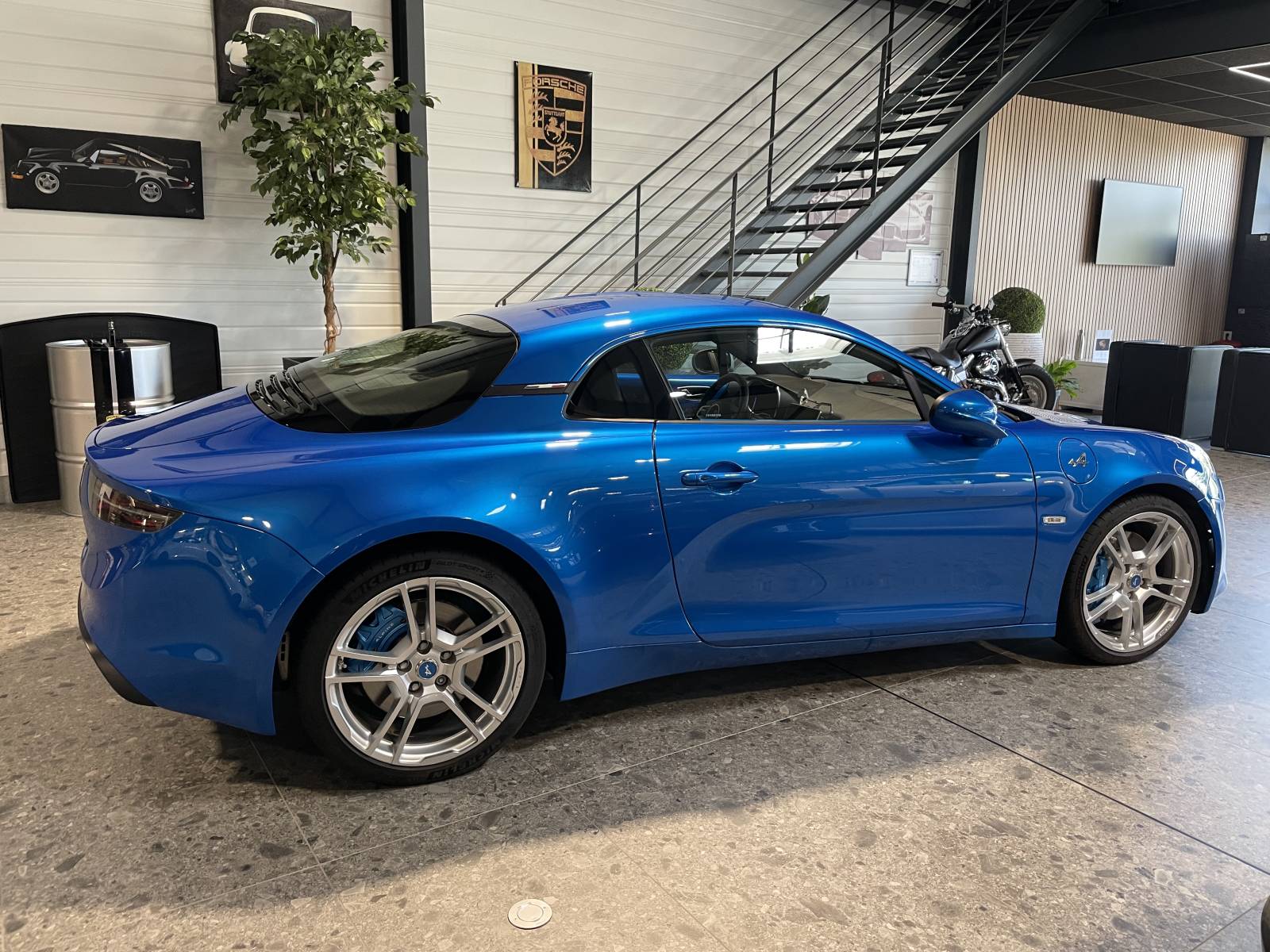 L'élégance sportive de cette Alpine A110 II 1.8 T 250 en finition Pure d'occasion à la vente à Nîmes dans le Gard, disponible chez MY DREAM CAR.