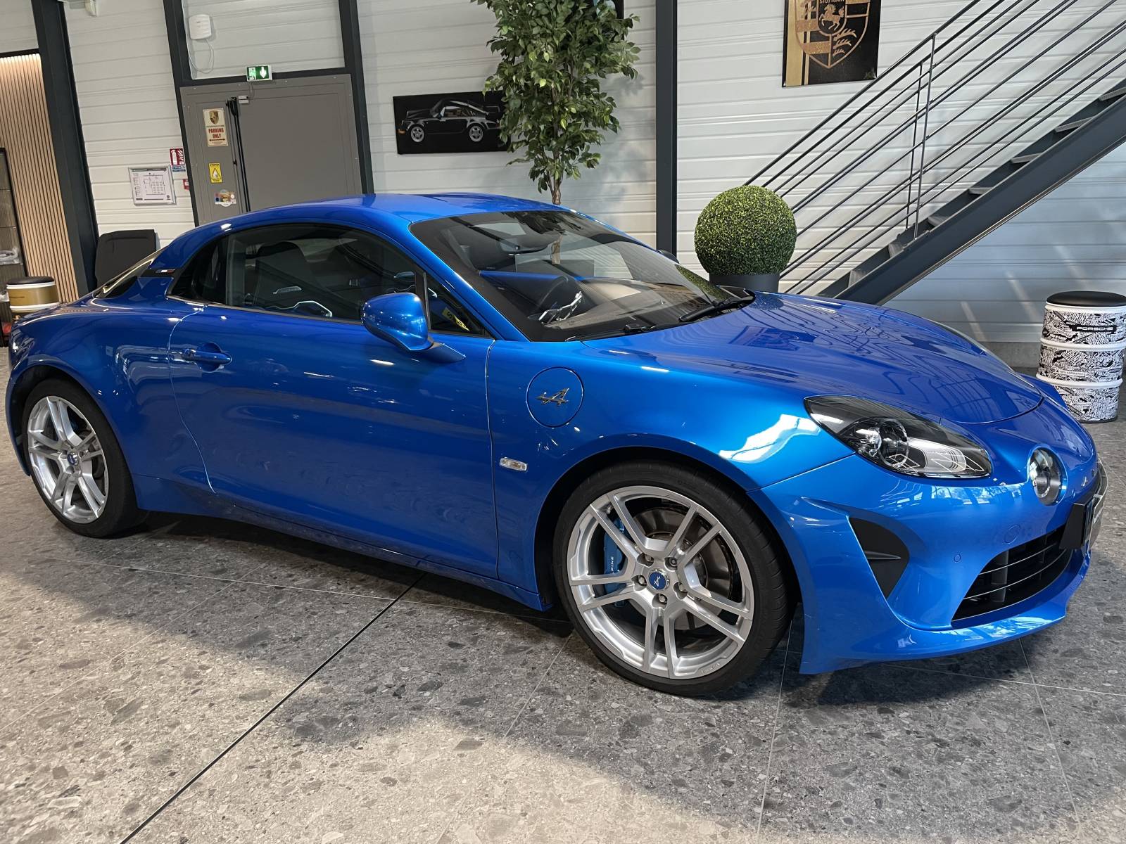 Zoom sur le profil de l'Alpine A110 II 1.8 T 250 en finition Pure d'occasion à la vente à Nîmes dans le Gard par MY DREAM CAR.