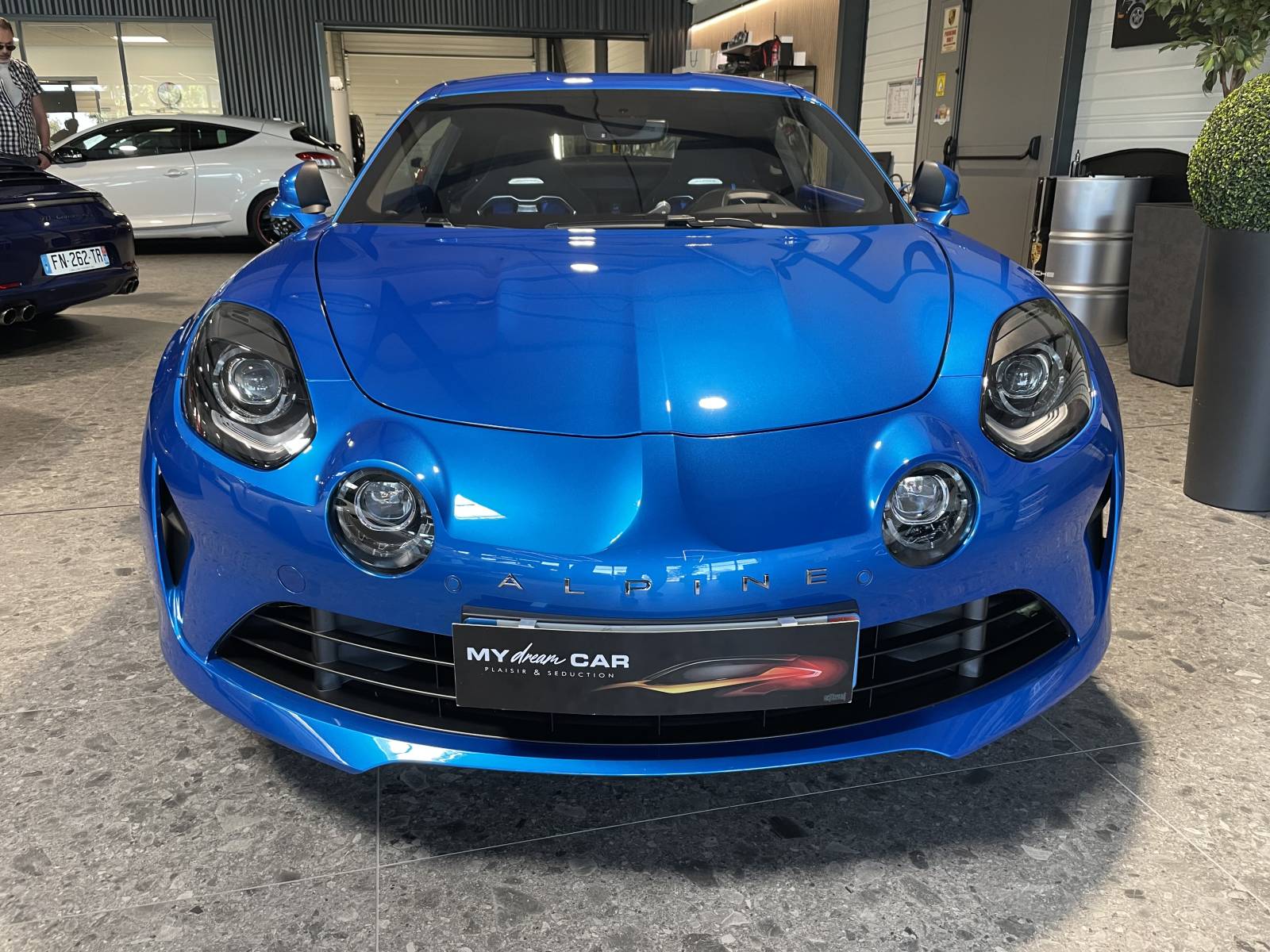 Face avant agressive pour l'Alpine A110 II 1.8 T 250 en finition Pure d'occasion à la vente à Nîmes dans le Gard dans notre showroom MY DREAM CAR.