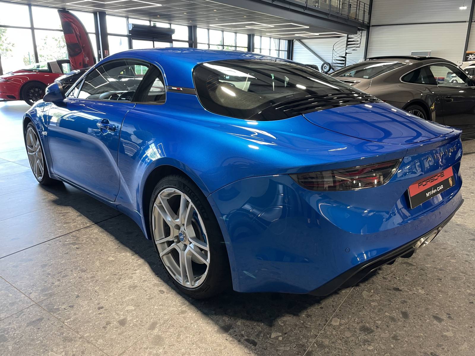Admirez les courbes de l'Alpine A110 II 1.8 T 250 en finition Pure d'occasion à la vente à Nîmes dans le Gard proposée par MY DREAM CAR.