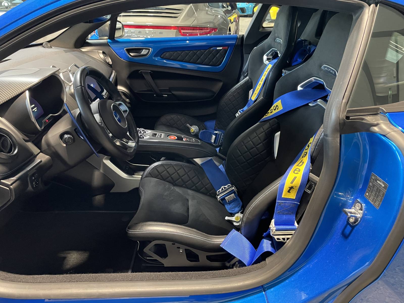 Le poste de pilotage de l'Alpine A110 II 1.8 T 250 en finition Pure d'occasion à la vente à Nîmes dans le Gard vous attend chez MY DREAM CAR.