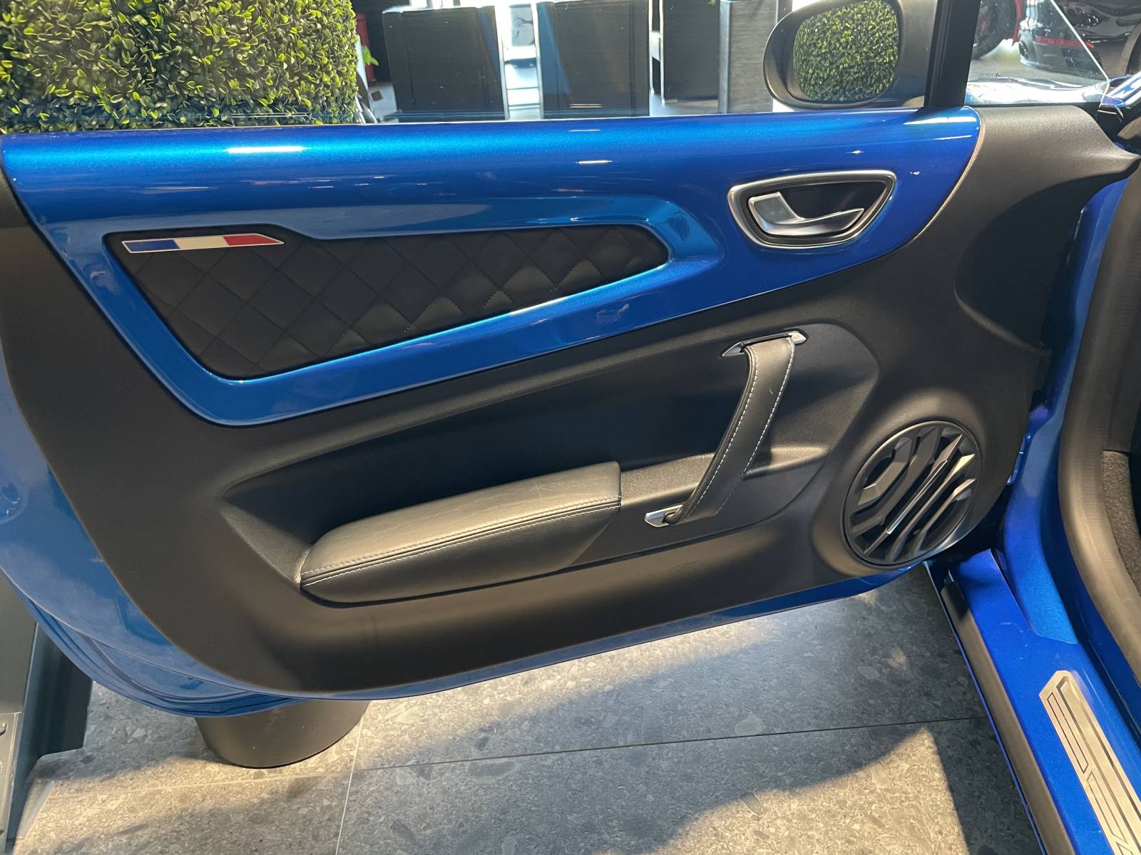 Une sportive française de premier ordre : l'Alpine A110 II 1.8 T 250 en finition Pure d'occasion à la vente à Nîmes dans le Gard chez MY DREAM CAR.
