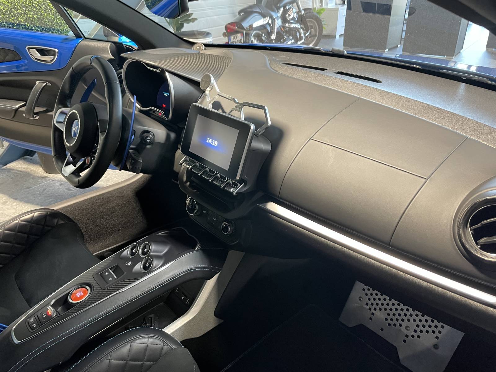 Plaisir de conduite garanti au volant de l'Alpine A110 II 1.8 T 250 en finition Pure d'occasion à la vente à Nîmes dans le Gard chez MY DREAM CAR.