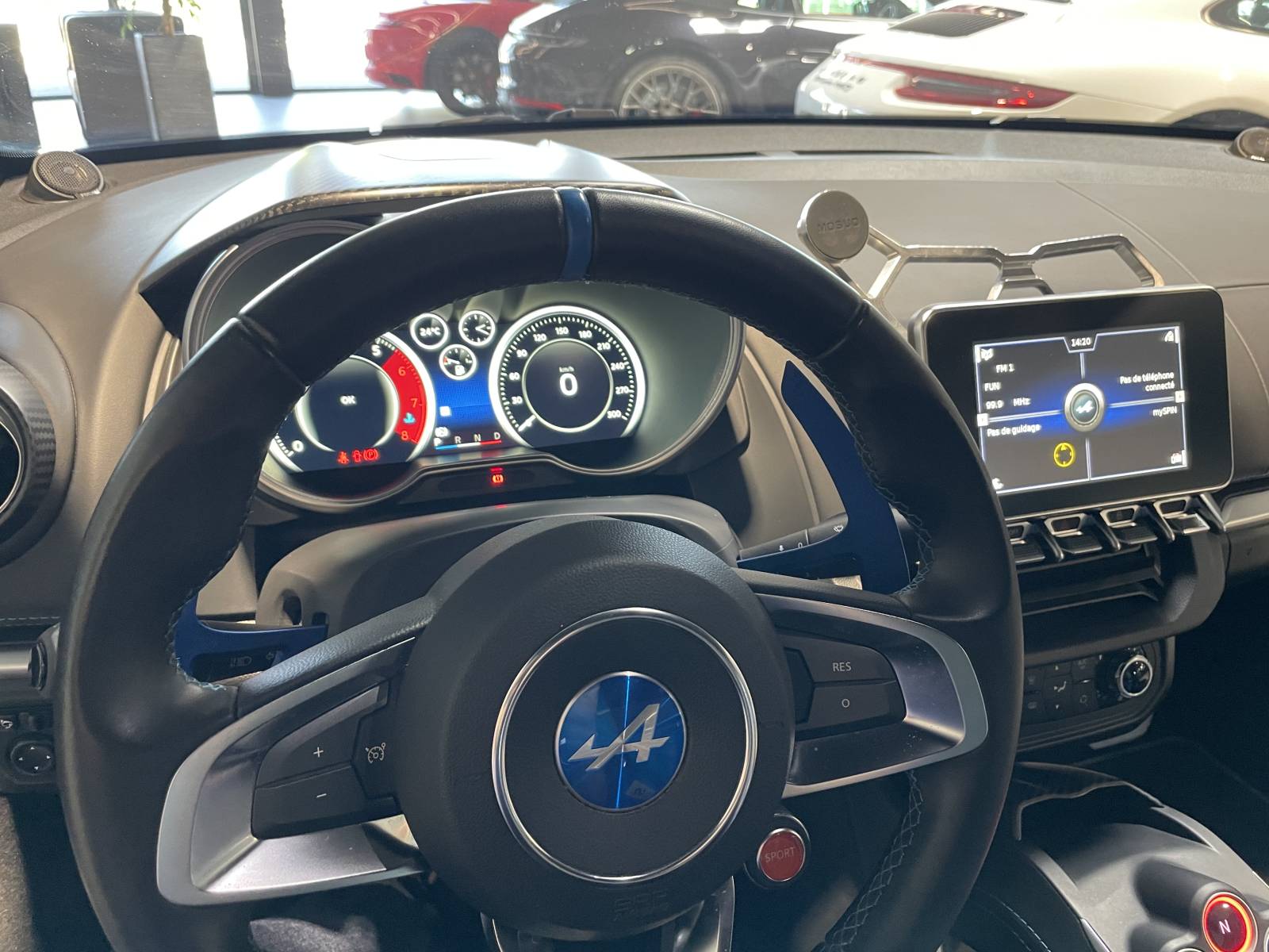 Vue d'ensemble de l'Alpine A110 II 1.8 T 250 en finition Pure d'occasion à la vente à Nîmes dans le Gard dans les locaux de MY DREAM CAR.
