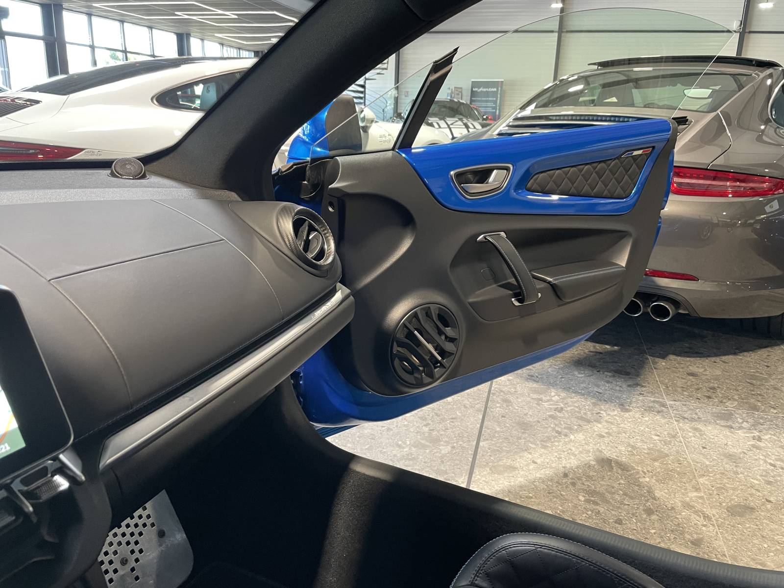 L'esprit de la piste avec cette Alpine A110 II 1.8 T 250 en finition Pure d'occasion à la vente à Nîmes dans le Gard chez MY DREAM CAR.