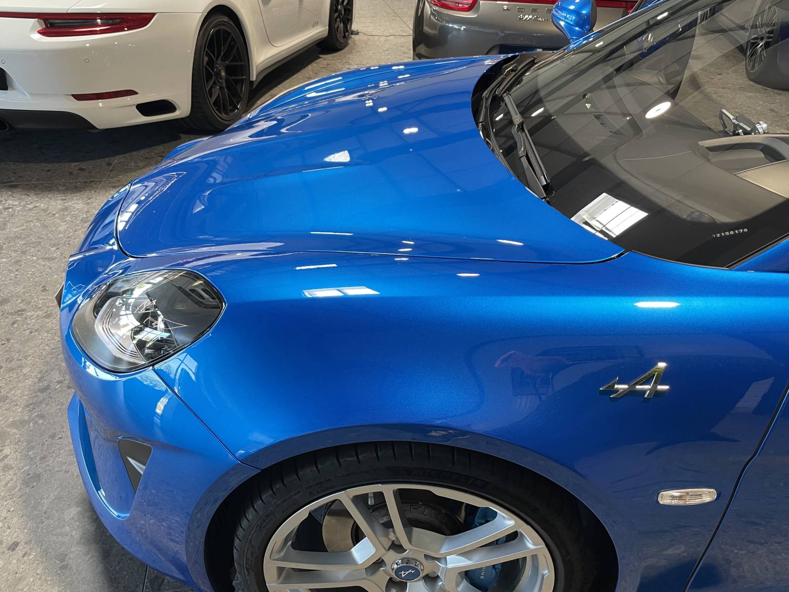 Admirez les courbes de l'Alpine A110 II 1.8 T 250 en finition Pure d'occasion à la vente à Nîmes dans le Gard proposée par MY DREAM CAR.
