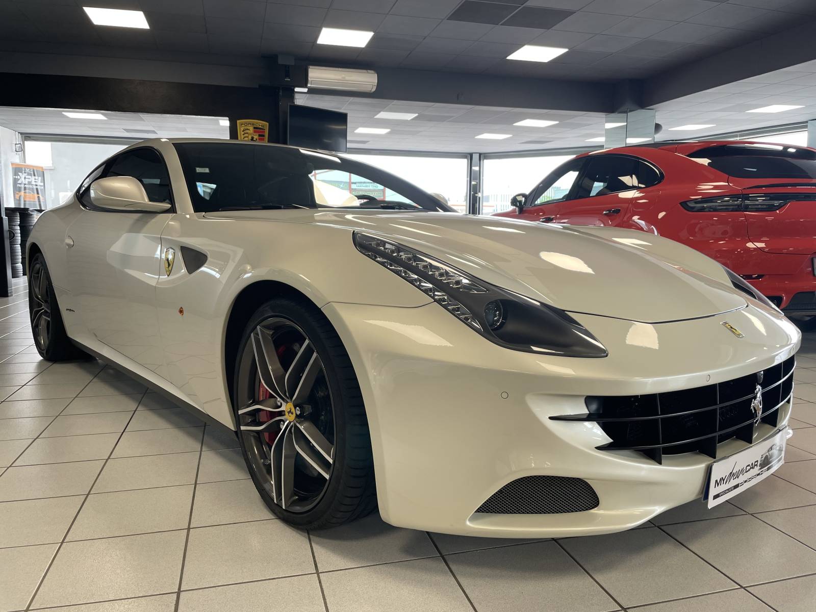 Découvrez l'intérieur luxueux et raffiné de la Ferrari FF