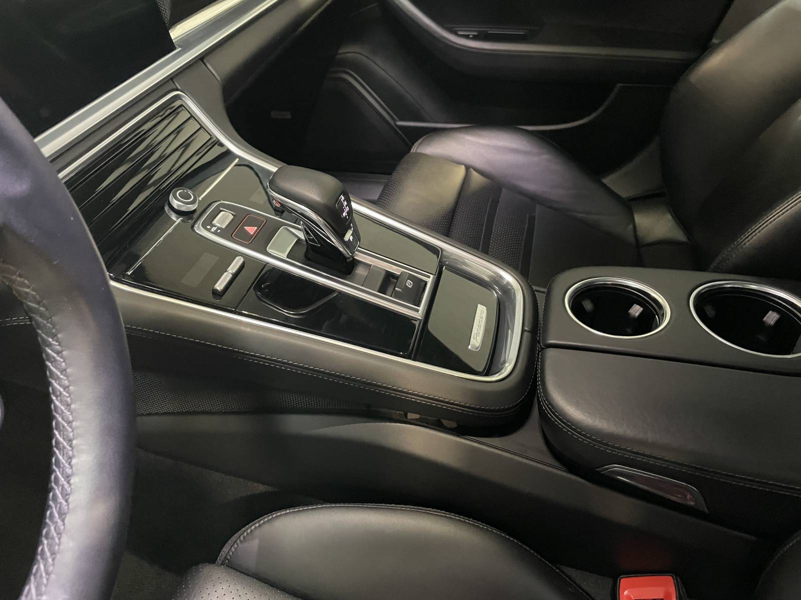 Console centrale et sélecteur PDK de la Porsche Panamera II Sport Turismo 4.0 V8 GTS d'occasion à la vente à Nîmes dans le Gard disponible chez MY DREAM CAR.