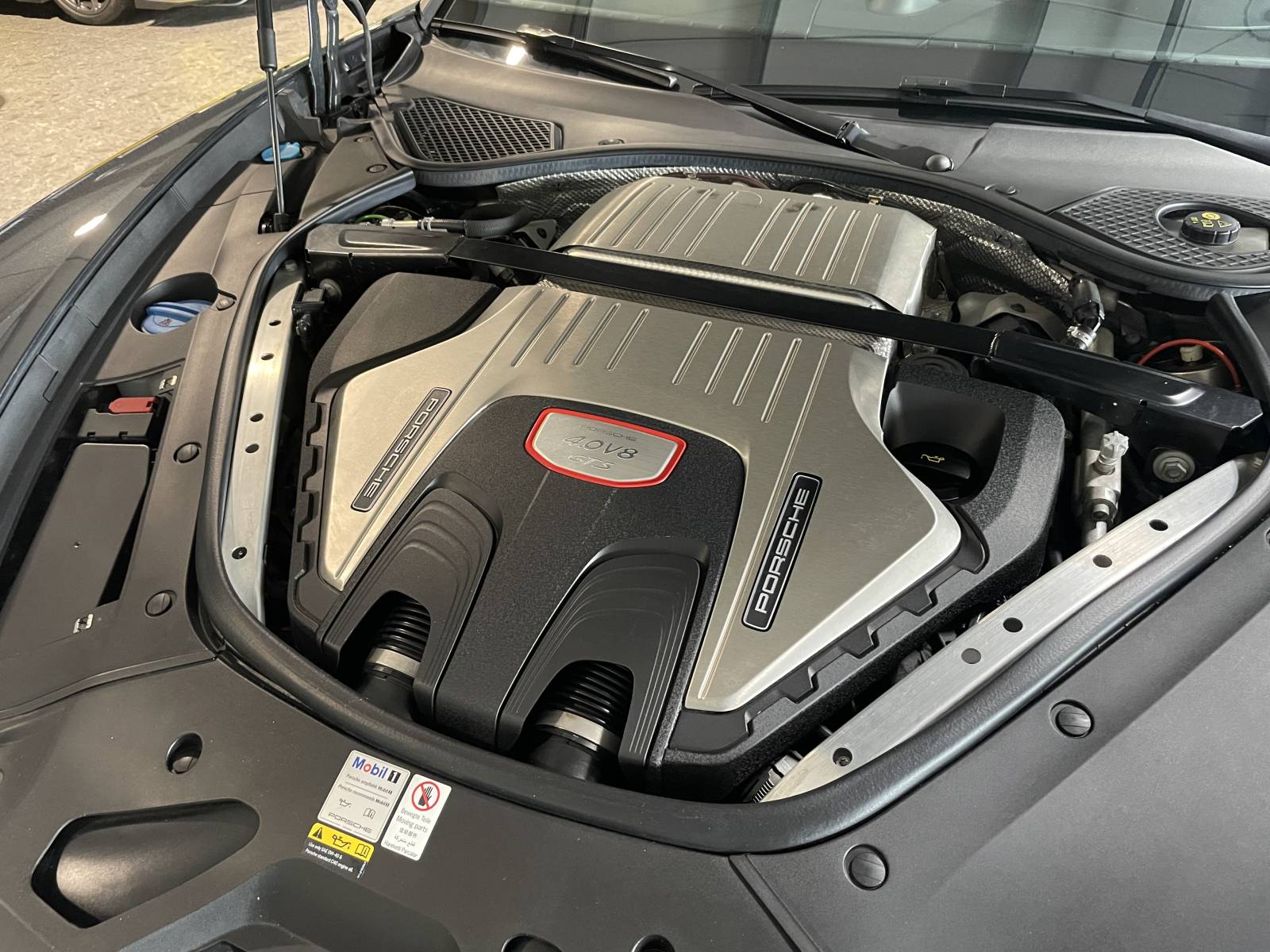 Détail du moteur performant de cette Porsche Panamera II Sport Turismo 4.0 V8 GTS d'occasion à la vente à Nîmes dans le Gard chez MY DREAM CAR.