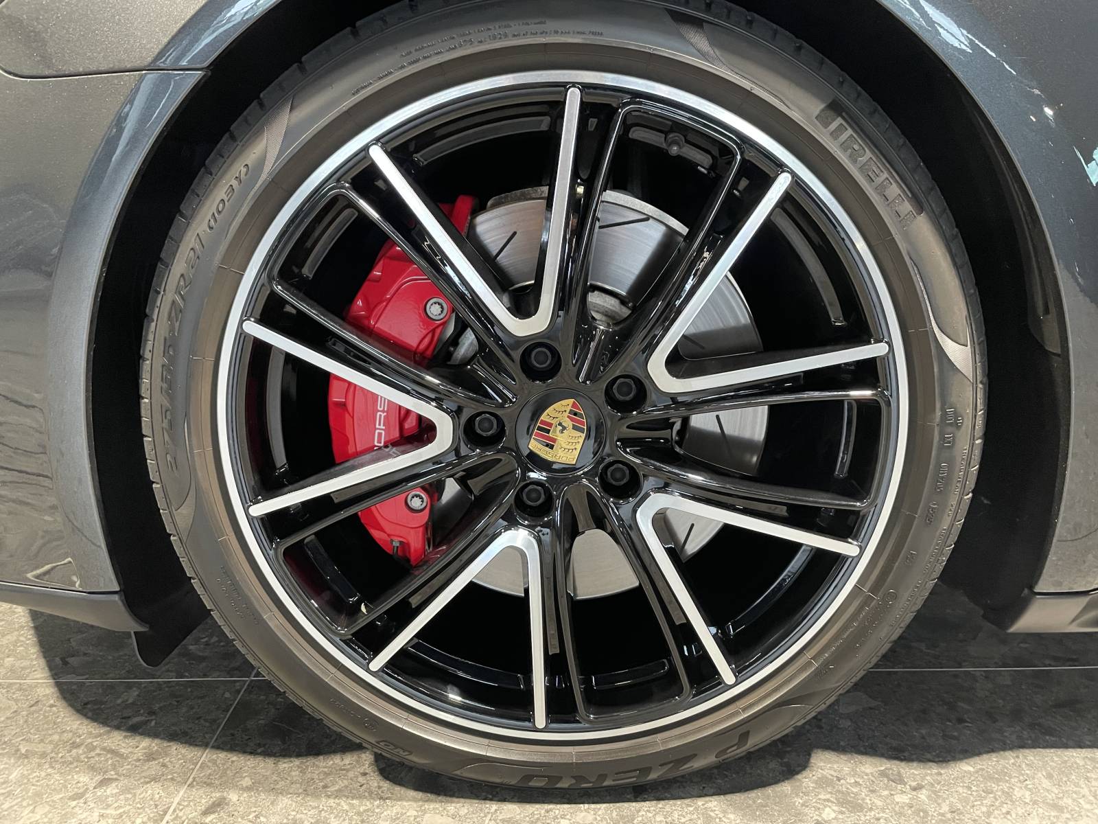 Focus sur les jantes exclusives de la Porsche Panamera II Sport Turismo 4.0 V8 GTS d'occasion à la vente à Nîmes dans le Gard disponible chez MY DREAM CAR.