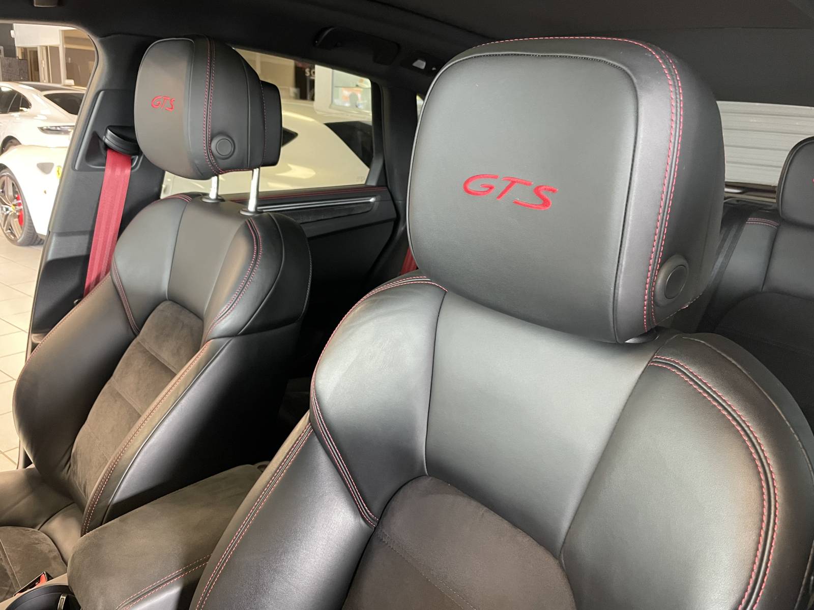 Un SUV sportif et polyvalent : Le Macan, le compagnon idéal de vos escapades.