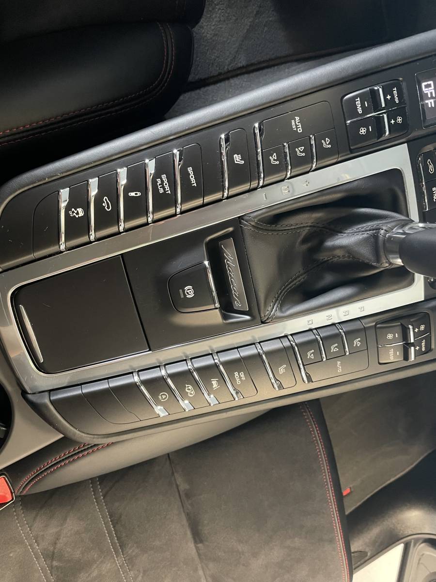  Prenez la route avec style : Le Macan, un SUV qui fait tourner les têtes.