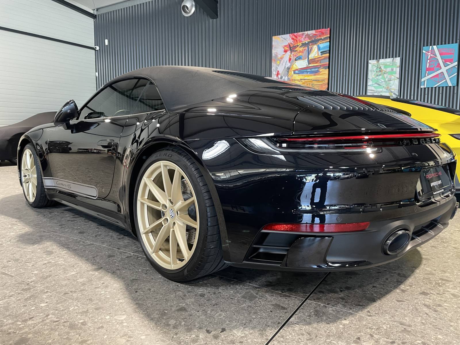Courbes musclées caractéristiques de cette PORSCHE 911 CARRERA 4S TYPE 992 CABRIOLET d'occasion à la vente près de Montpellier dans l'Hérault.