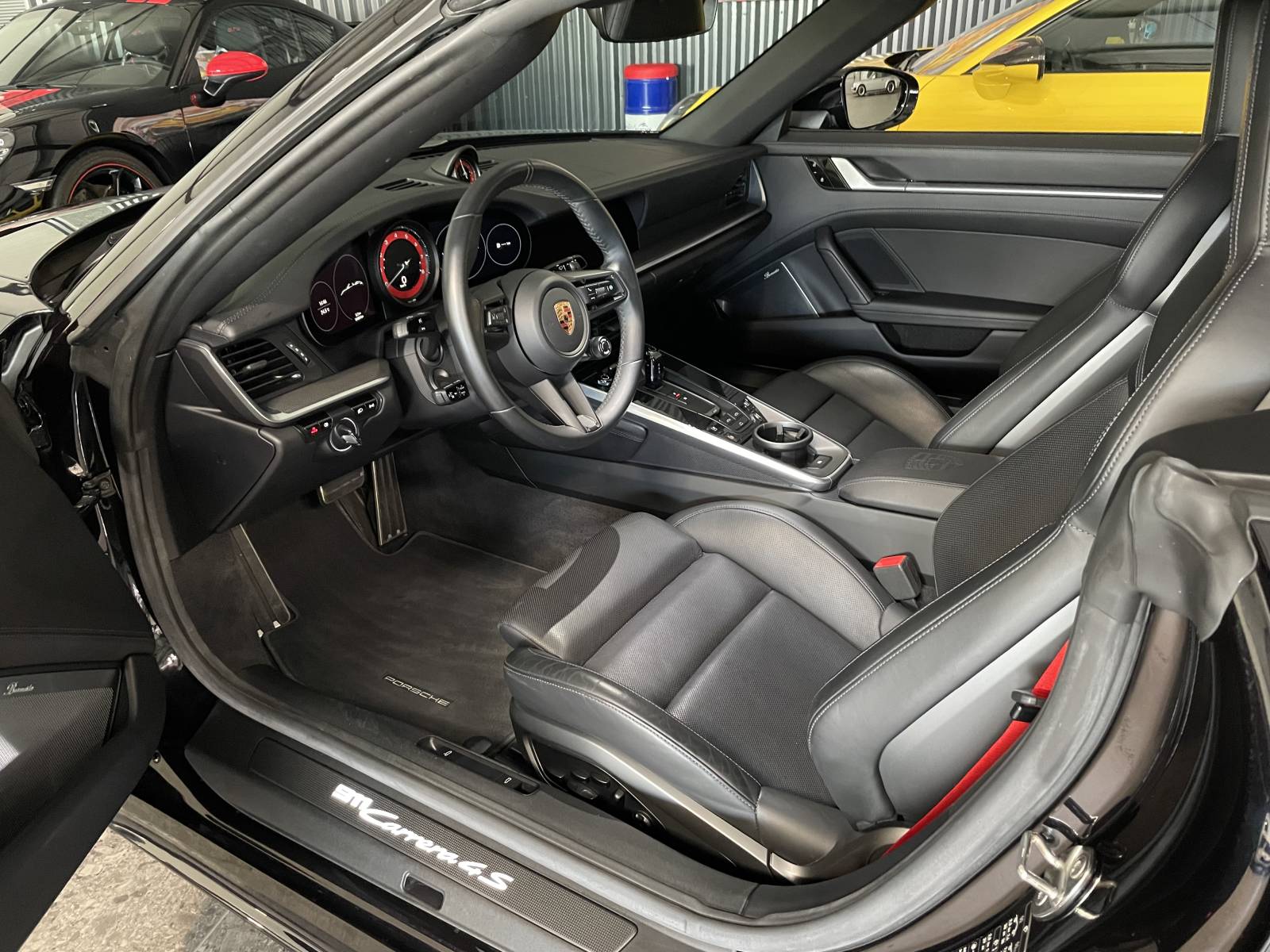 Vue d'ensemble de l'habitacle de la PORSCHE 911 CARRERA 4S TYPE 992 CABRIOLET d'occasion à la vente près de Montpellier dans l'Hérault.