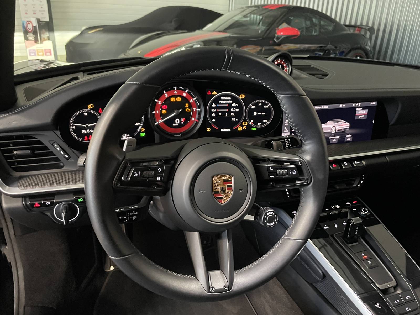 Commandes au volant et Pack Sport Chrono de la PORSCHE 911 CARRERA 4S TYPE 992 CABRIOLET d'occasion à la vente près de Montpellier dans l'Hérault.