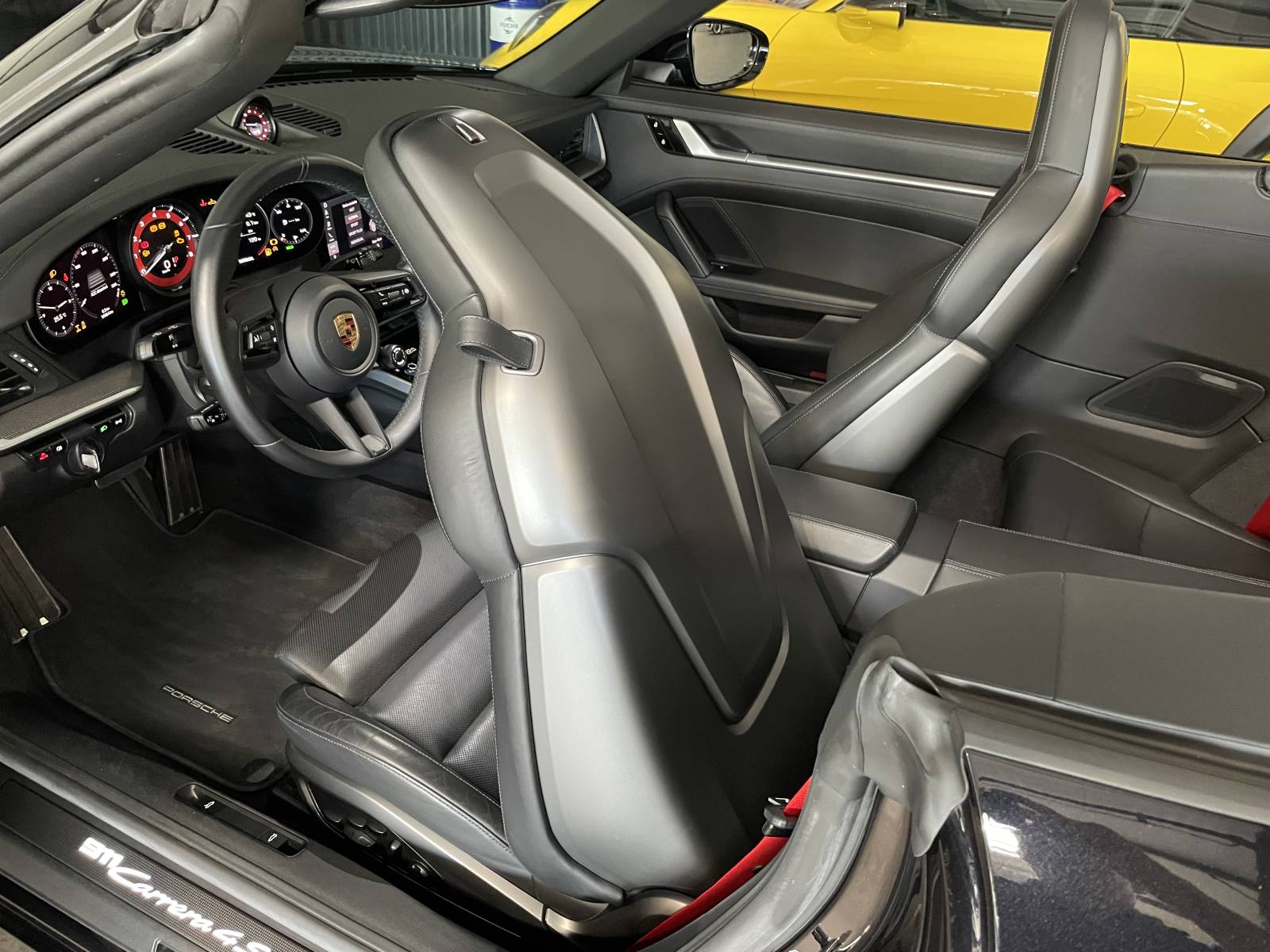 Le coup de cœur assuré dans notre showroom avec la PORSCHE 911 CARRERA 4S TYPE 992 CABRIOLET d'occasion à la vente près de Montpellier dans l'Hérault.