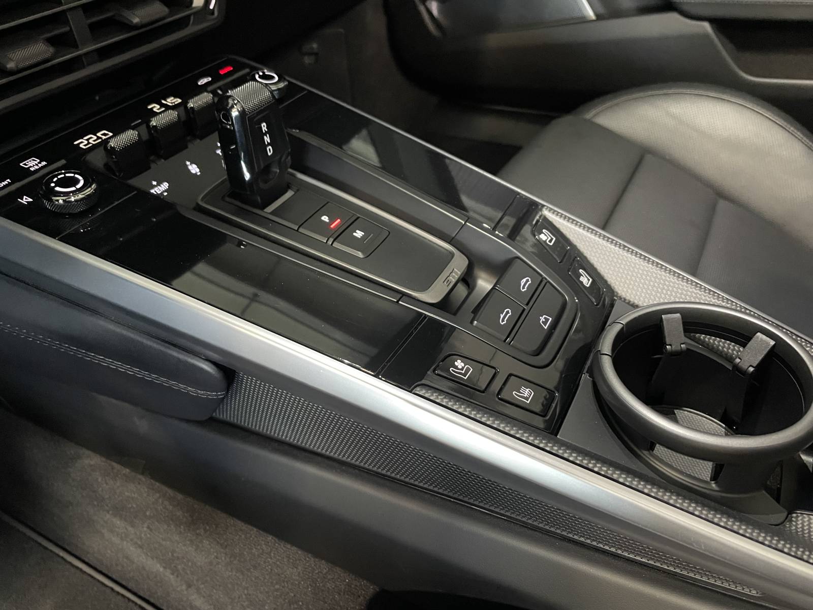 Ergonomie parfaite et carbone à bord de la PORSCHE 911 CARRERA 4S TYPE 992 CABRIOLET d'occasion à la vente près de Montpellier dans l'Hérault.