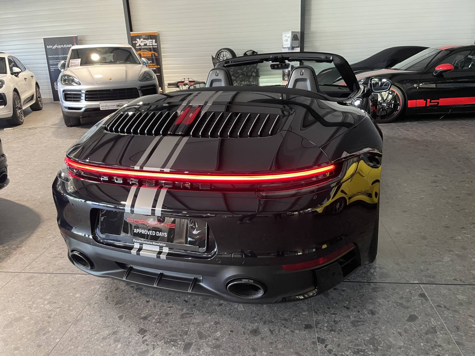 Ligne arrière exclusive de la PORSCHE 911 CARRERA 4S TYPE 992 CABRIOLET d'occasion à la vente près de Montpellier dans l'Hérault.