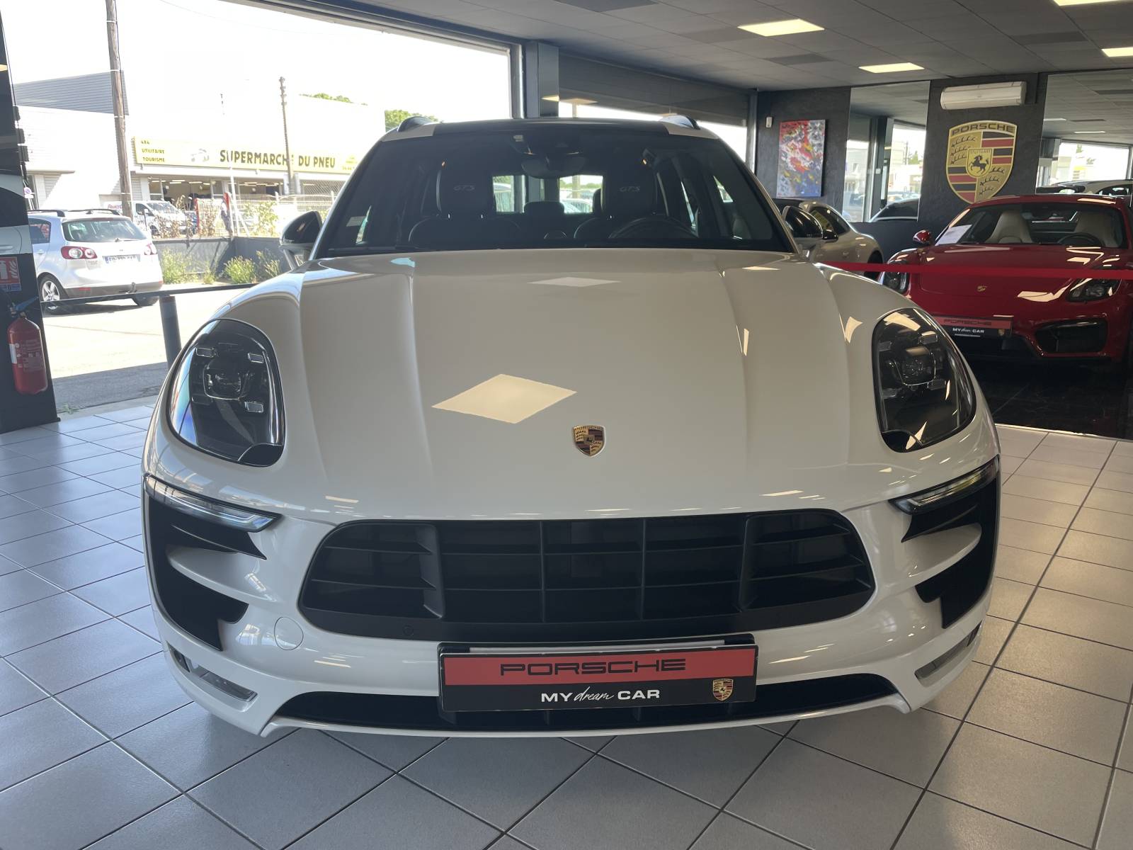 Un univers luxueux : Intérieur raffiné avec des matériaux nobles tels que le cuir et l'Alcantara.