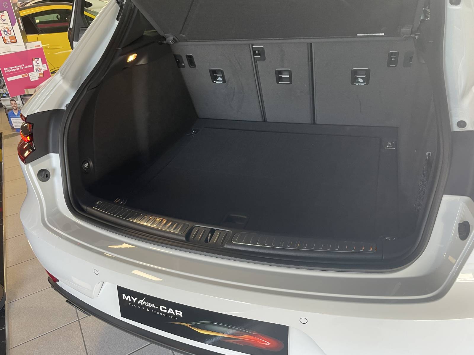 Aide au parking facilitée : Caméra de recul pour une manœuvre en toute sécurité.