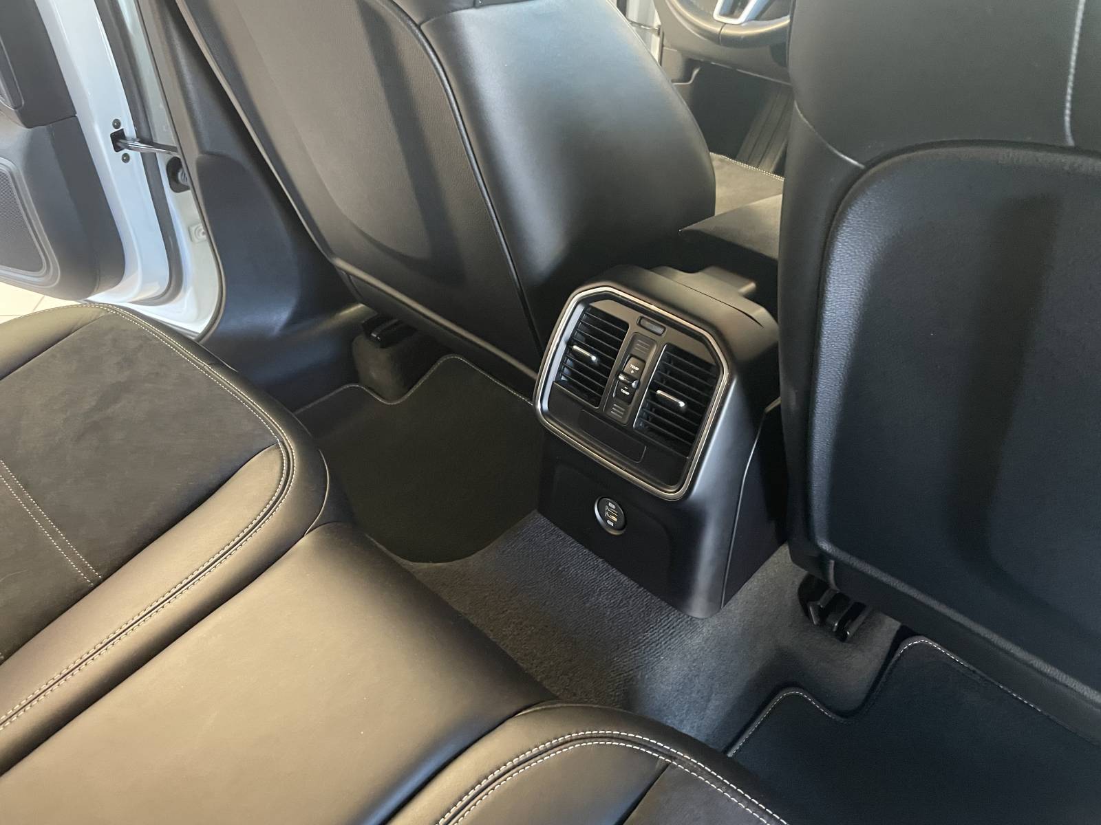 Phares à LED Porsche Dynamic Light System Plus (PDLS Plus) : Une visibilité optimale pour une conduite en toute sécurité.