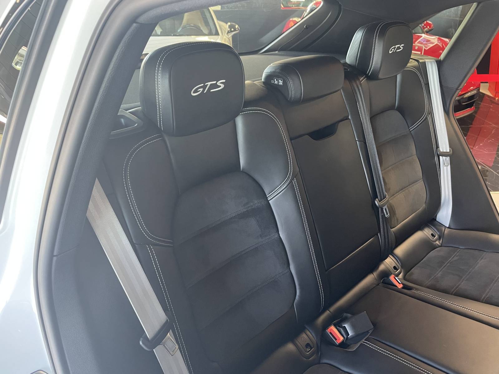 Un bolide taillé pour la route : Design athlétique et élégant aux lignes extérieures sculptées