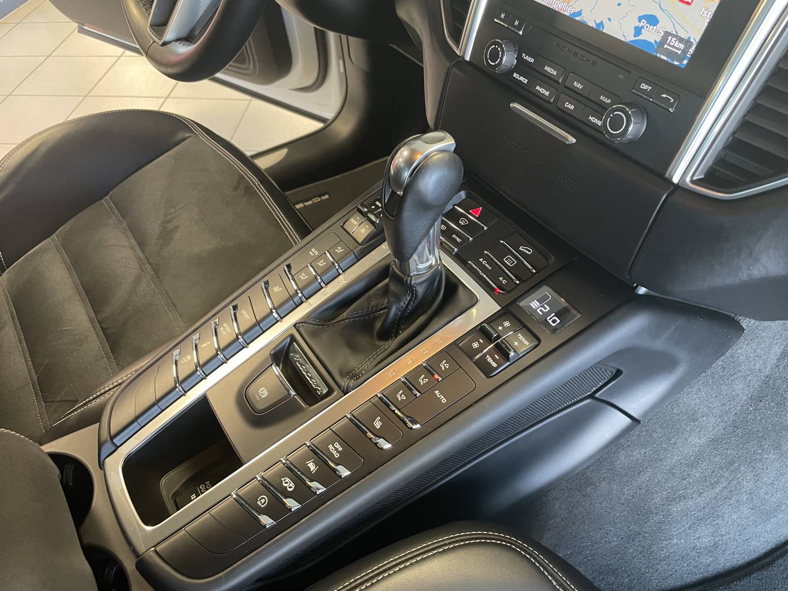 Adhérence en toutes circonstances : Transmission intégrale permanente pour une conduite en toute confiance.