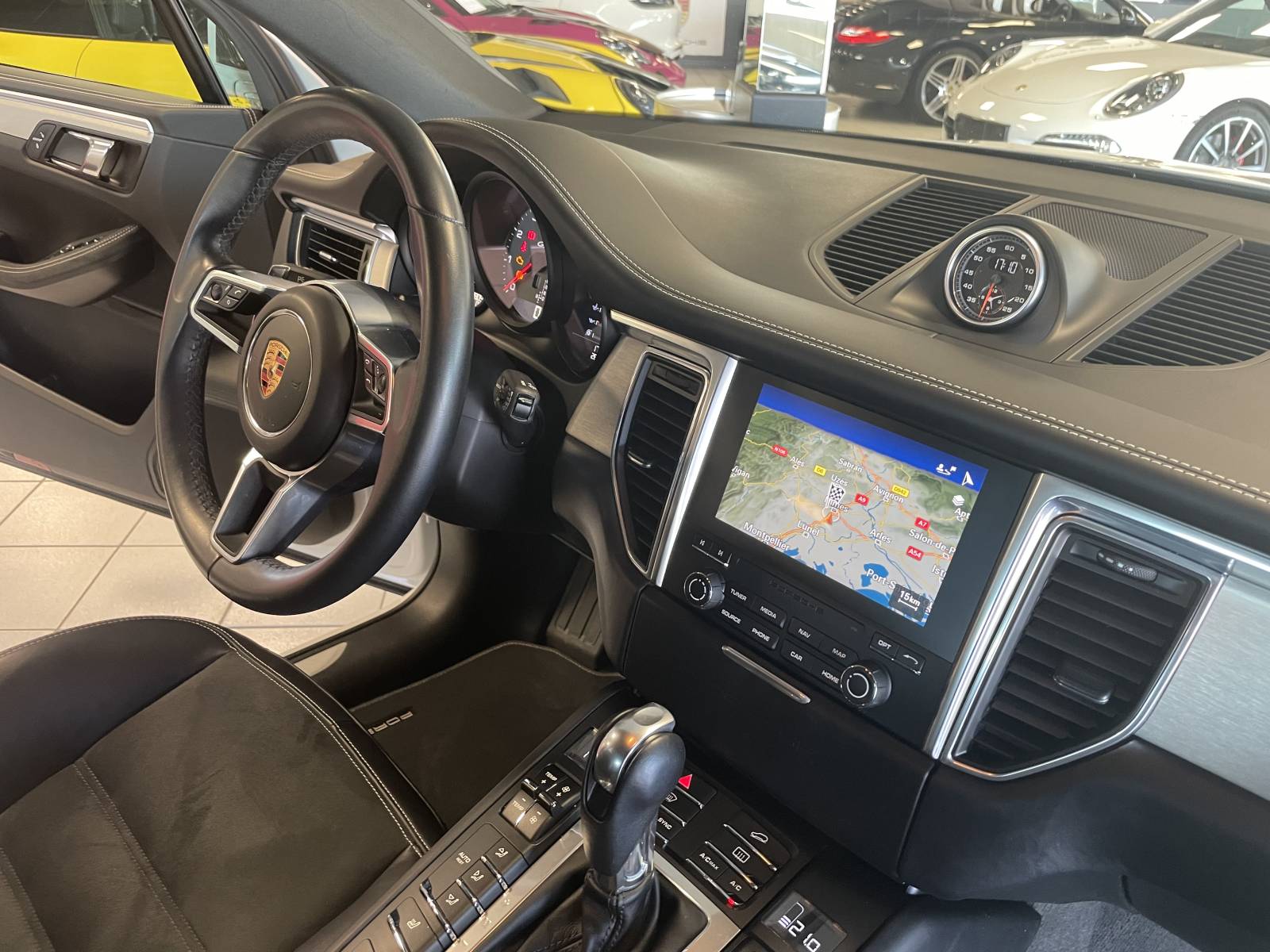 Un havre de paix : Climatisation automatique 4 zones pour une température idéale à chaque saison.