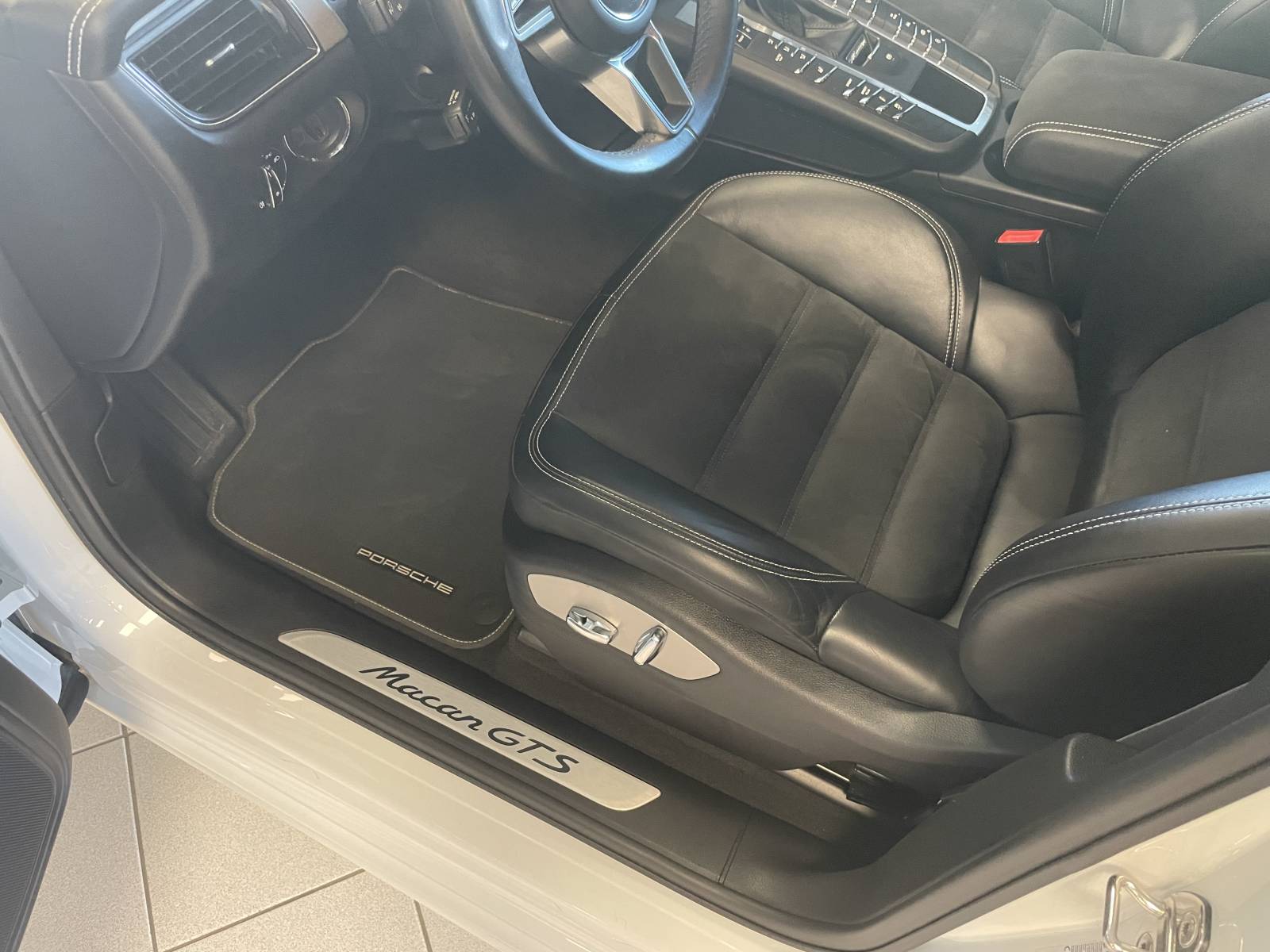 Un plaisir de conduite unique : Volant multifonction en cuir chauffant pour une prise en main idéale.