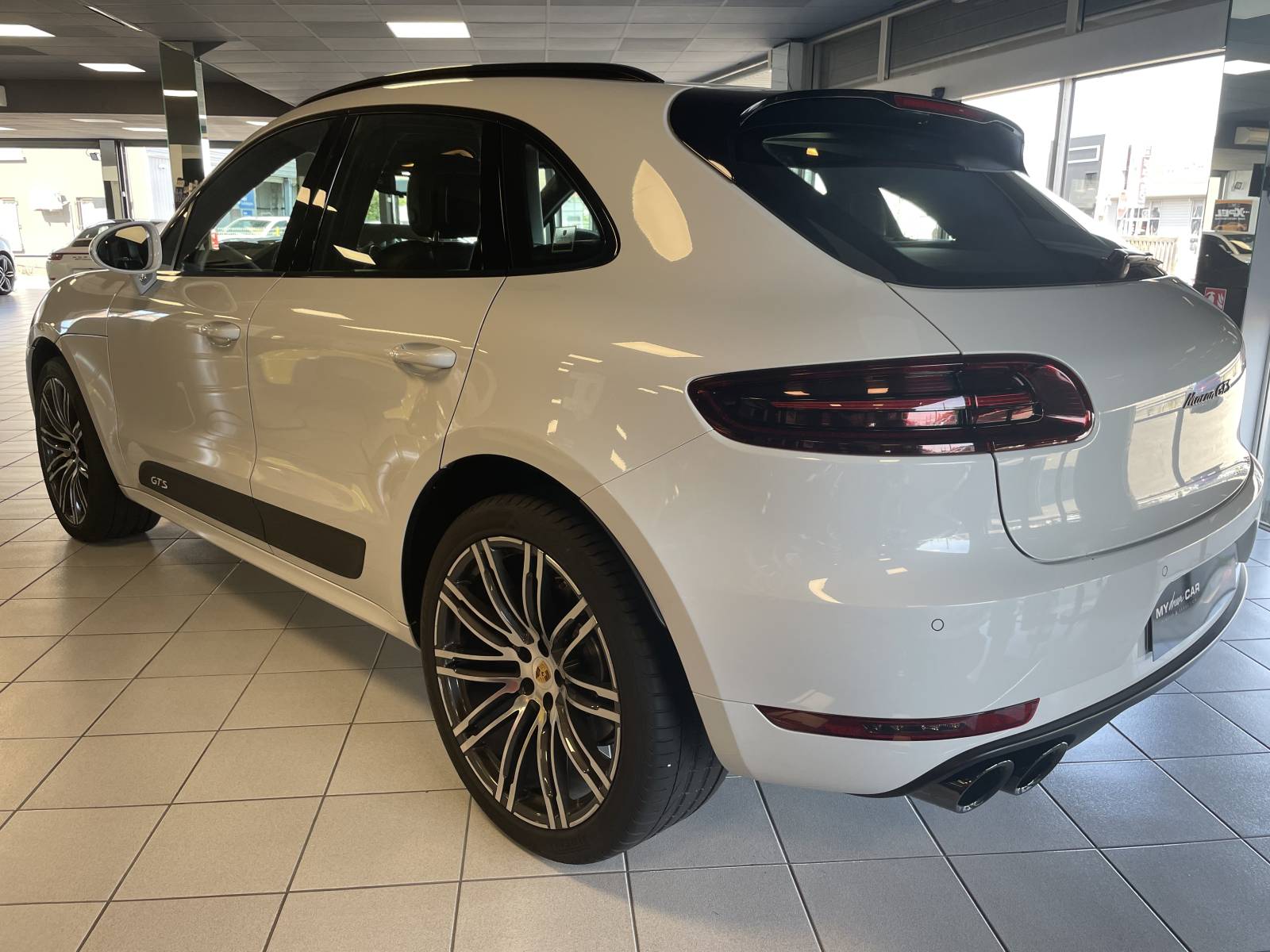 Technologie de pointe : GPS tactile avec Porsche Connect pour une navigation intuitive.