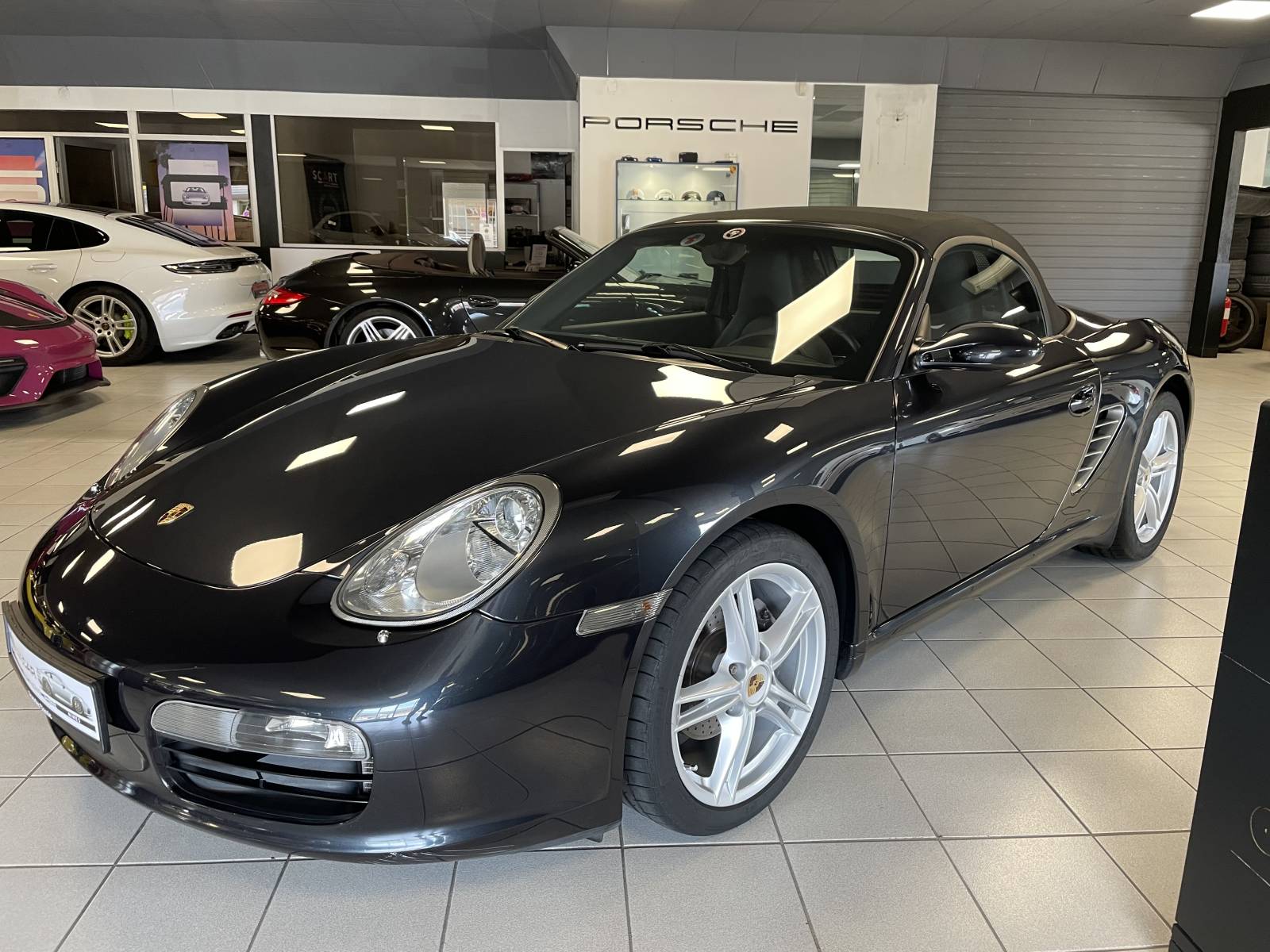 Préparez-vous à l'aventure avec ce Porsche Boxster II 987 d'occasion prêt à conquérir les routes de Nîmes.