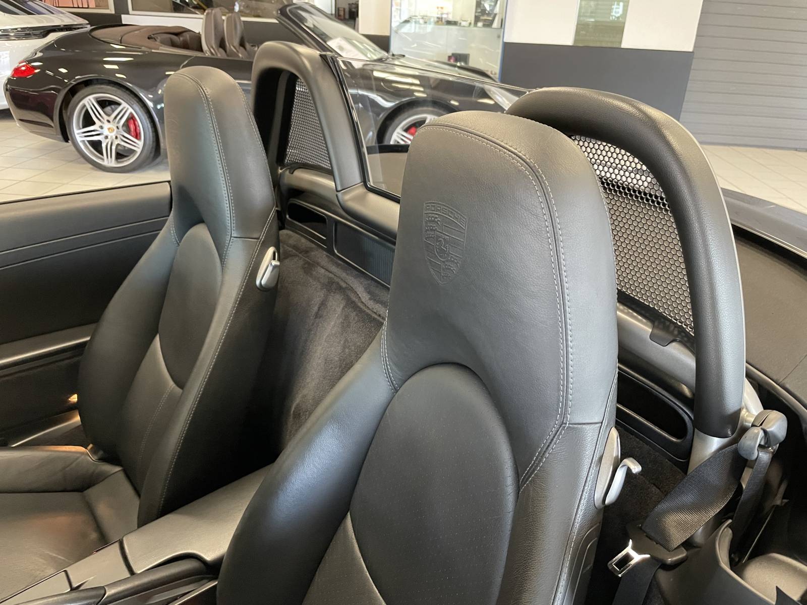 Élégance et performance : ce Porsche Boxster II 987 d'occasion vous attend à Nîmes.