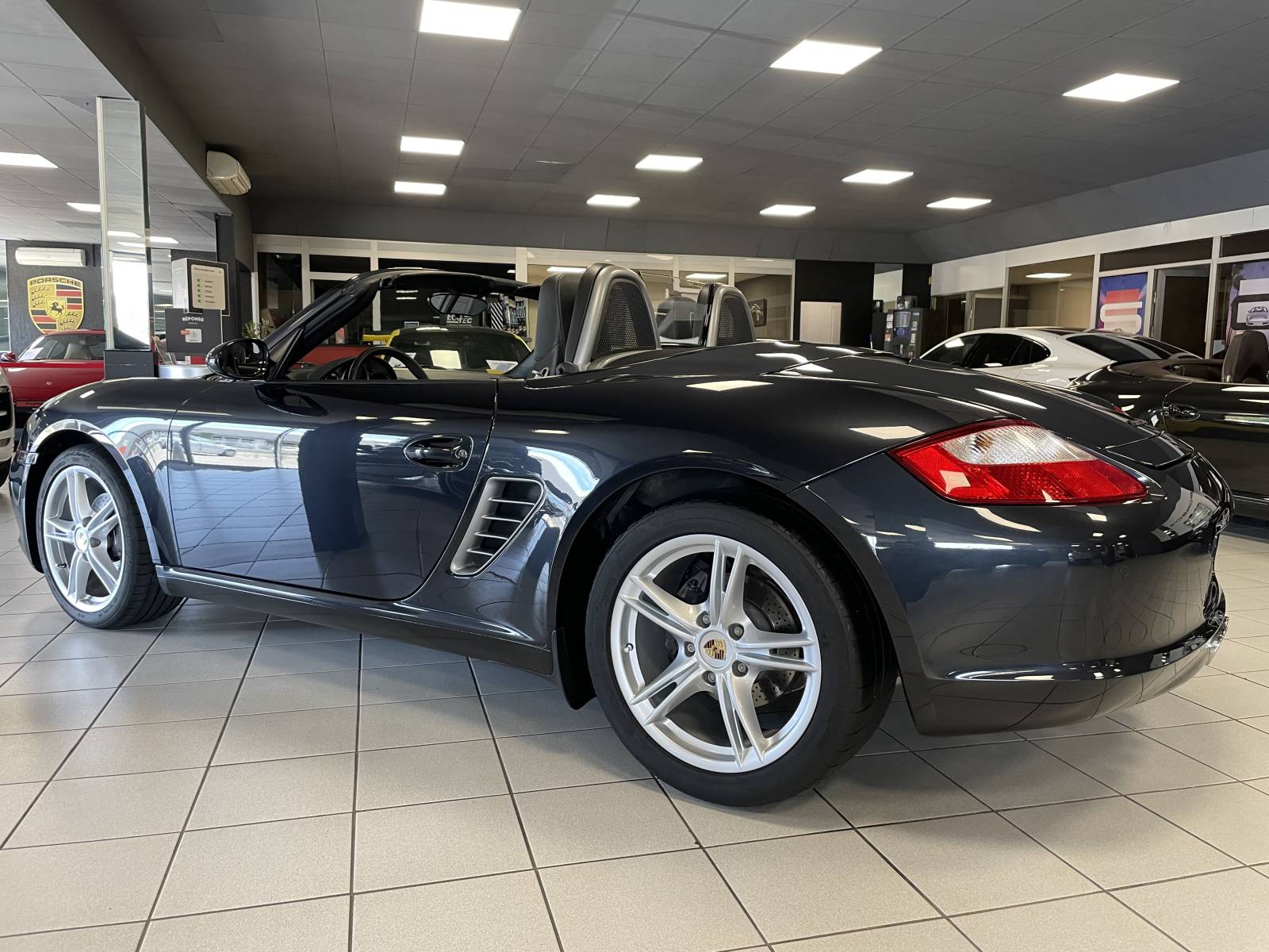  Performance et plaisir de conduite garantis avec ce Porsche Boxster II 987 d'occasion à Nîmes.