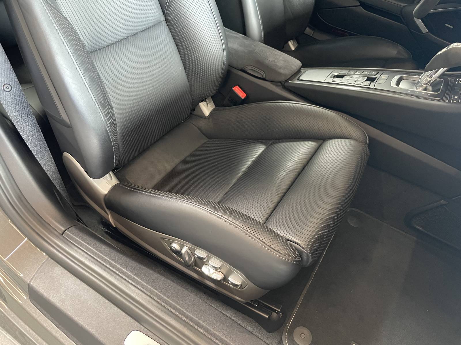 Intérieur tout cuir : Porsche 991 Turbo S d'occasion à Nîmes