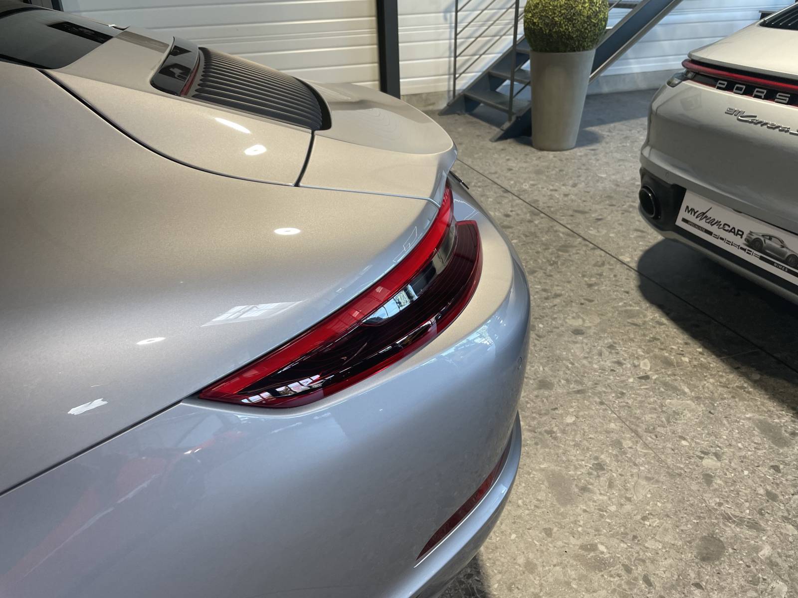 4 roues motrices: Porsche 991 Carrera 4 GTS pour une conduite dynamique.