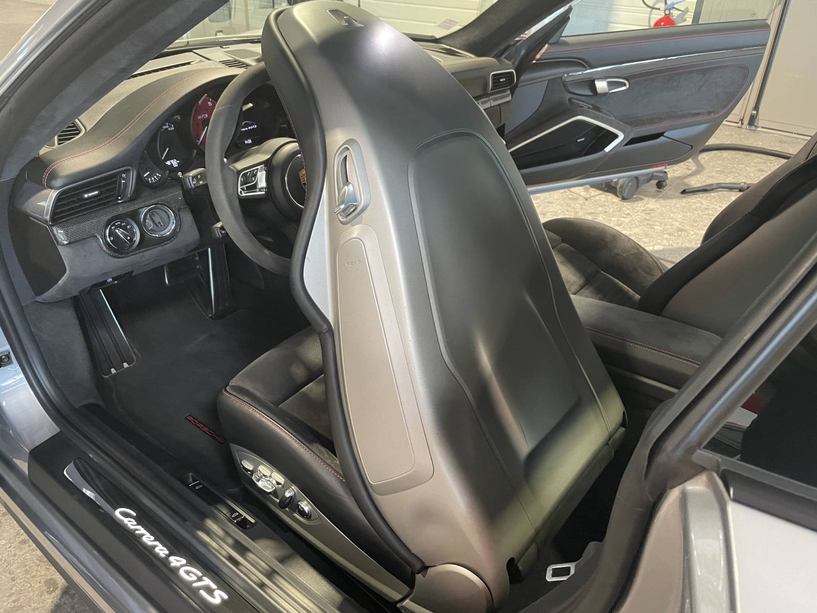 Laissez-vous séduire par cette Porsche 991 Carrera 4 GTS.